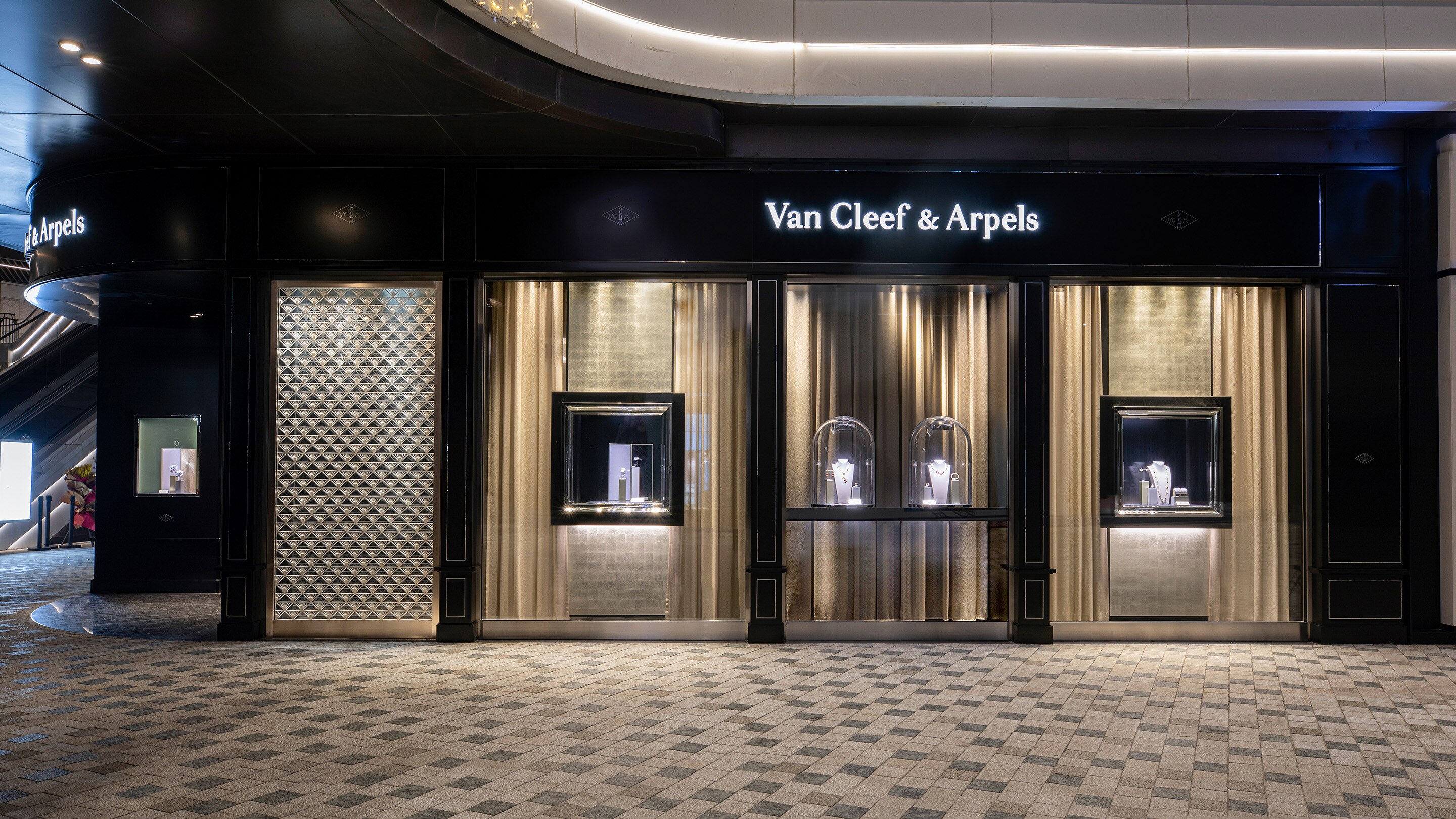 Shanghai Taikoo present the facade view, Van Cleef and Arpels.