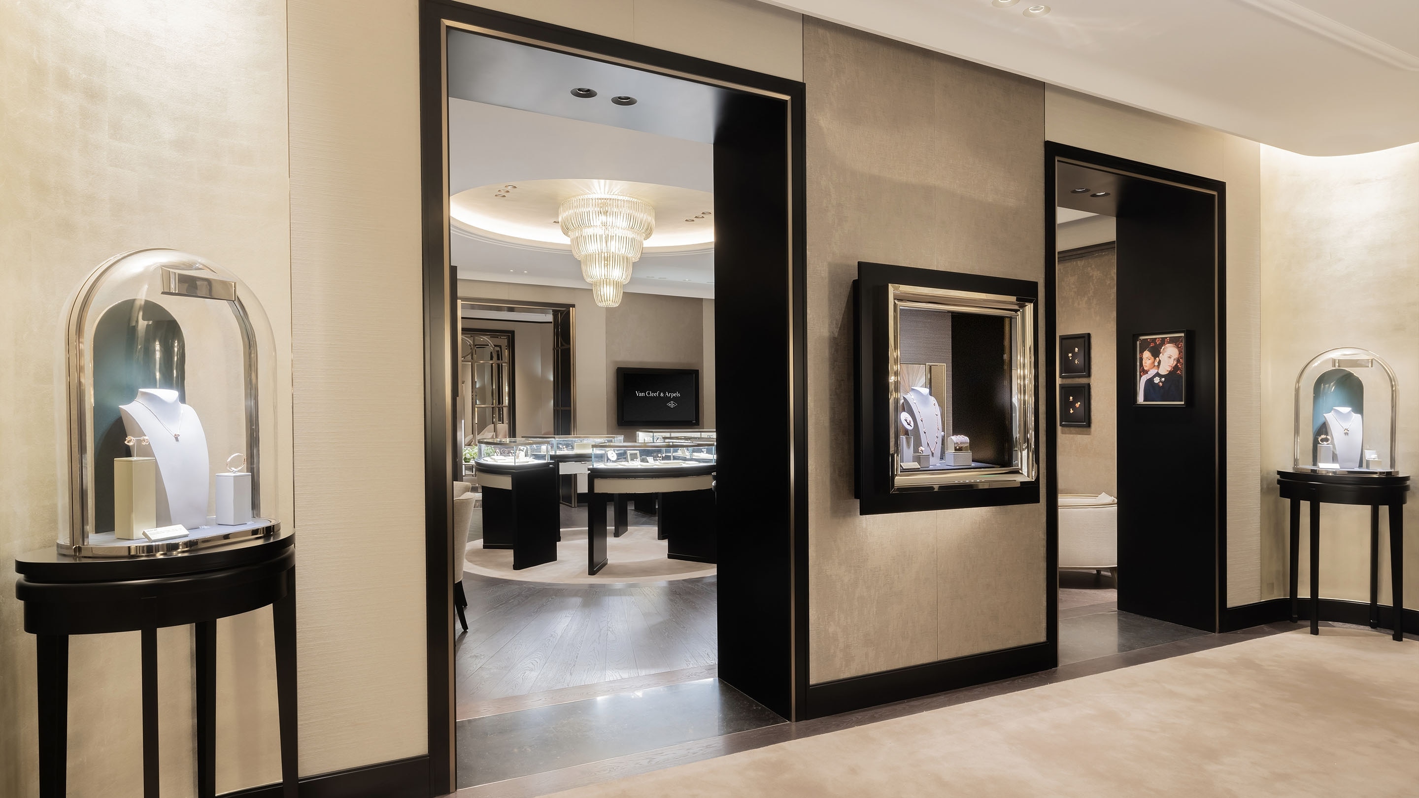 Suzhou Matro, picture of the boutique's main area, Van Cleef & Arpels.