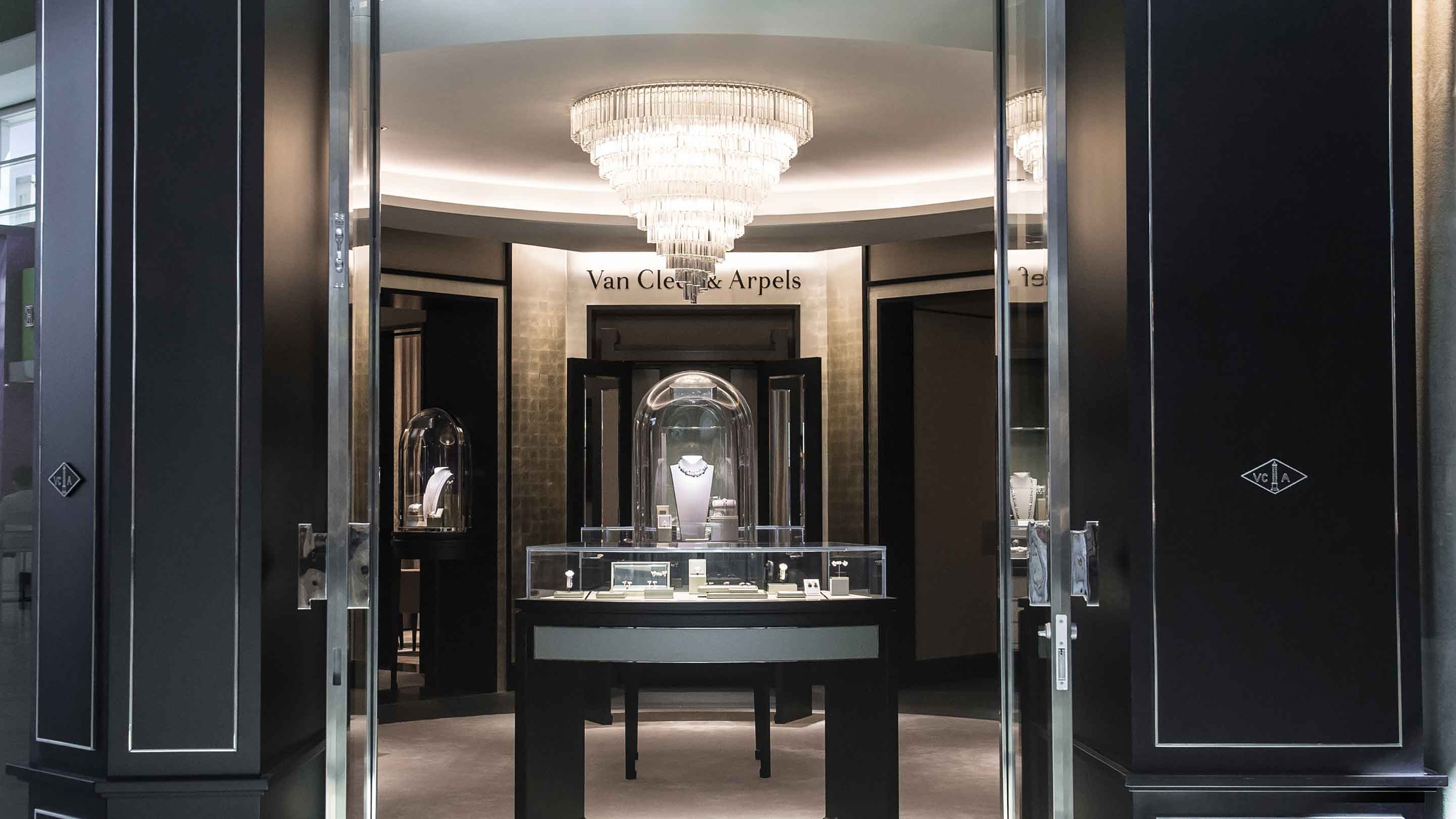 Toronto, Yorkdale, picture of the boutique's welcome area, Van Cleef & Arpels.