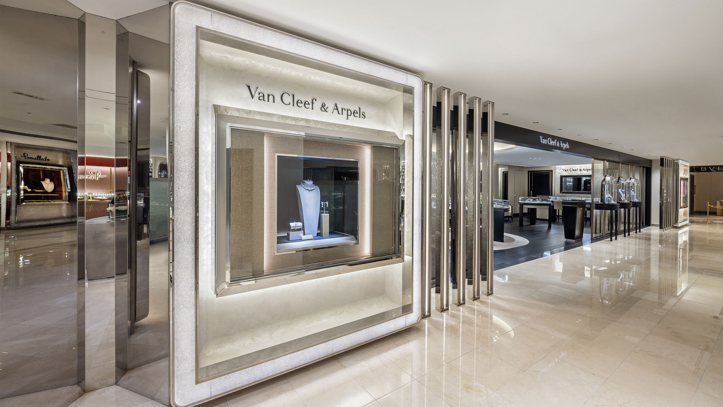 Isetan Shinjuku, picture of the boutique's façade, Van Cleef & Arpels.