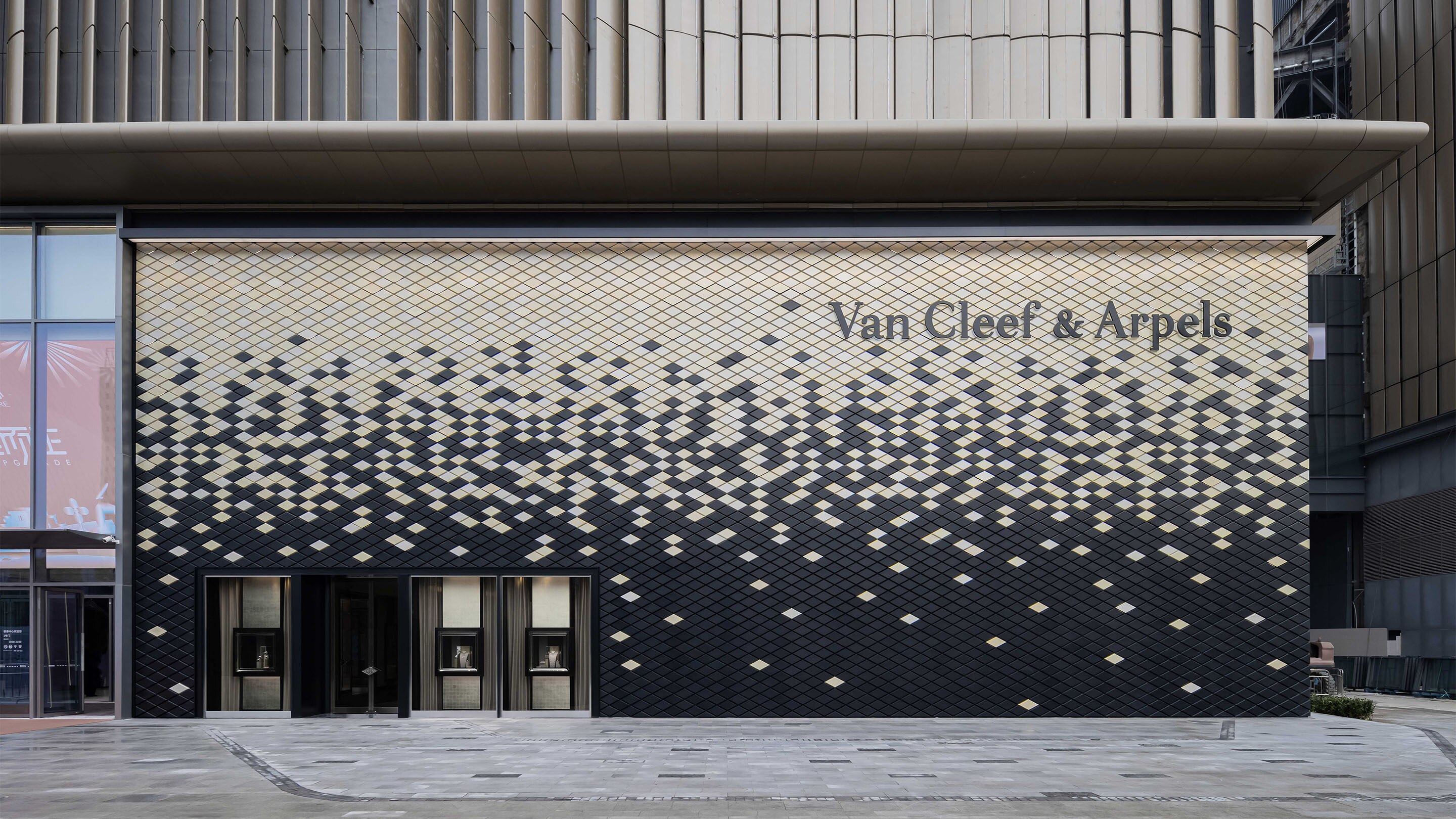 Hefei intime, picture of the boutique's façade, Van Cleef & Arpels.