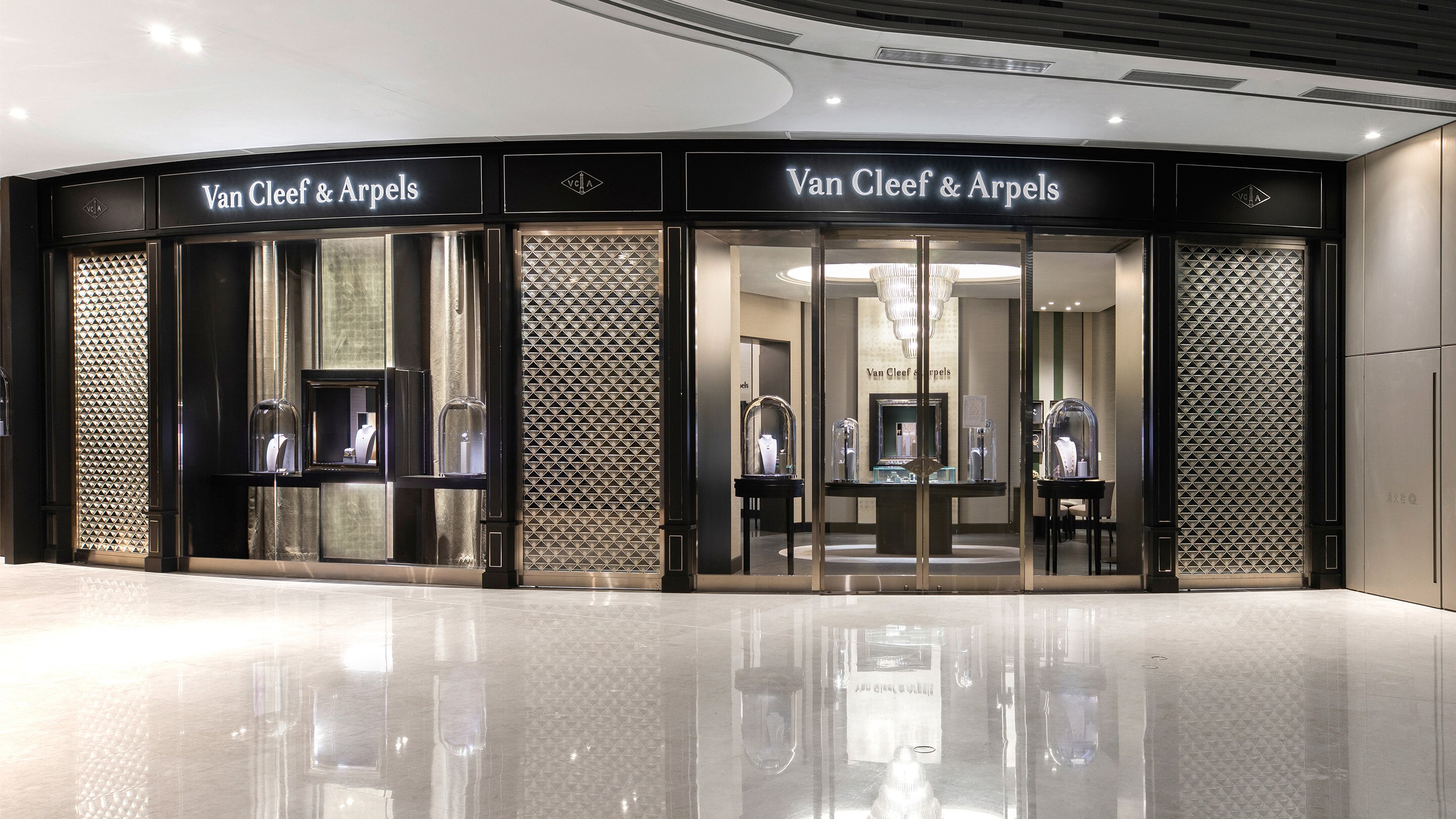 Shanghai L&#39;avenue present the facade view, Van Cleef and Arpels.
