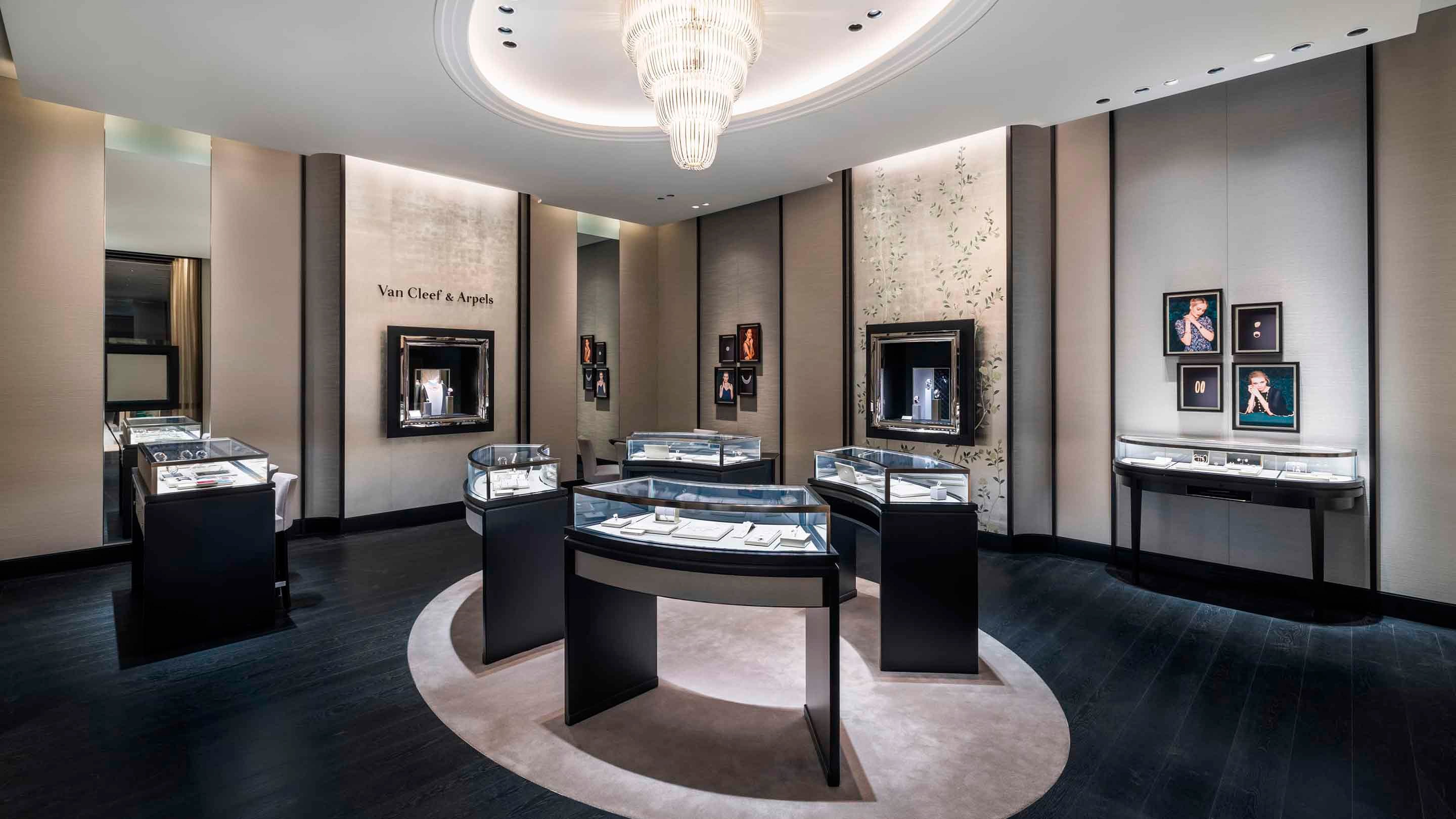 Busan, Shinsegae Centum City boutique present the main aera view. Van Cleef & Arpels.