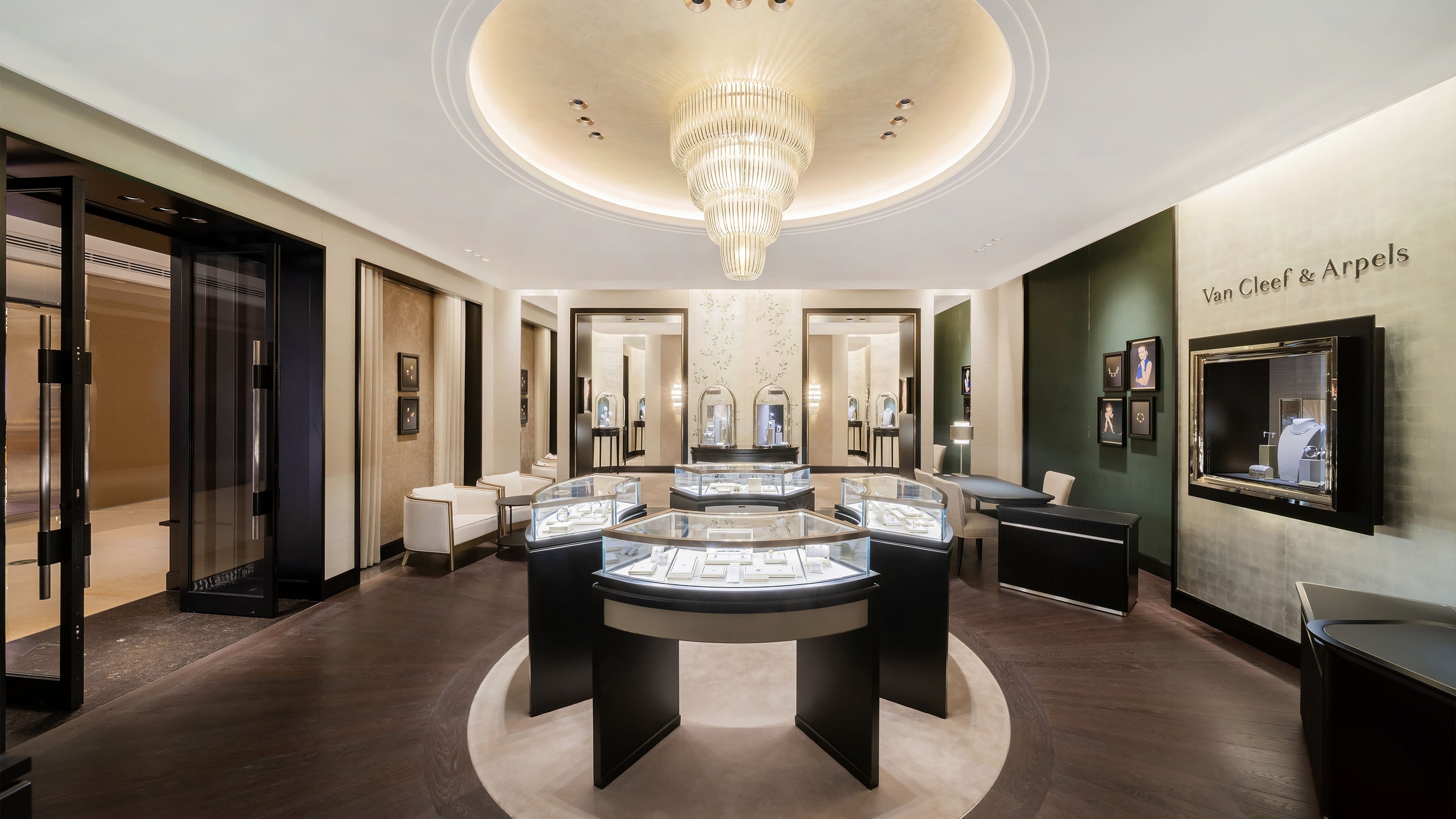 Suzhou Matro, picture of the boutique's main area, Van Cleef & Arpels.