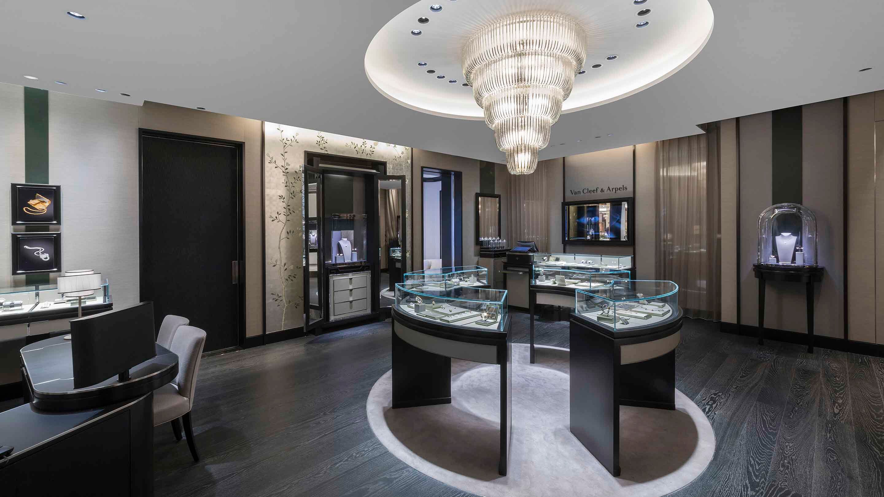 Xian Shin Kong present the main area 2, Van Cleef & Arpels.