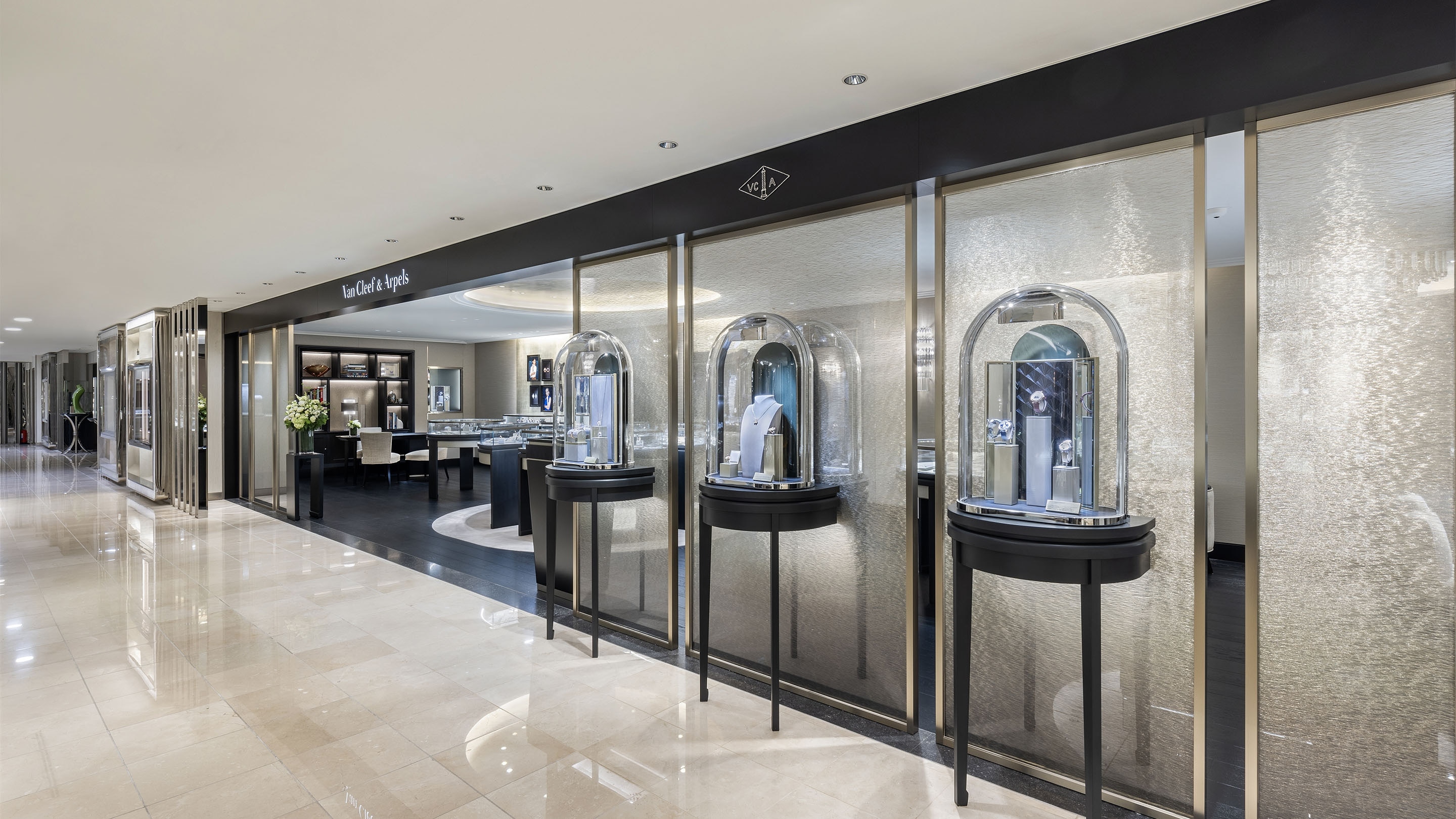 Isetan Shinjuku, picture of the boutique's façade, Van Cleef & Arpels.