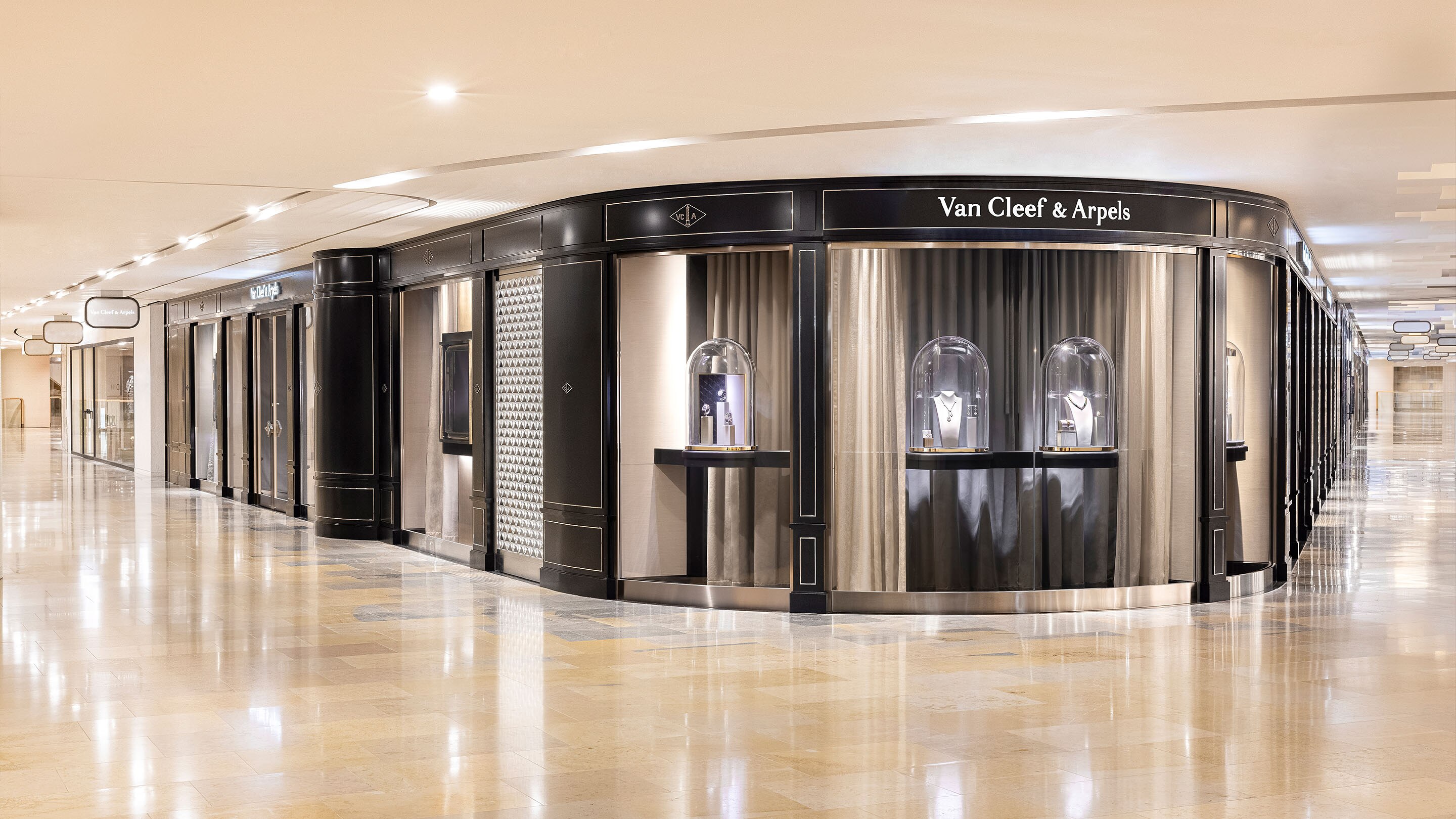 Hong Kong, Pacific Place, picture of the boutique's façade, Van Cleef & Arpels.