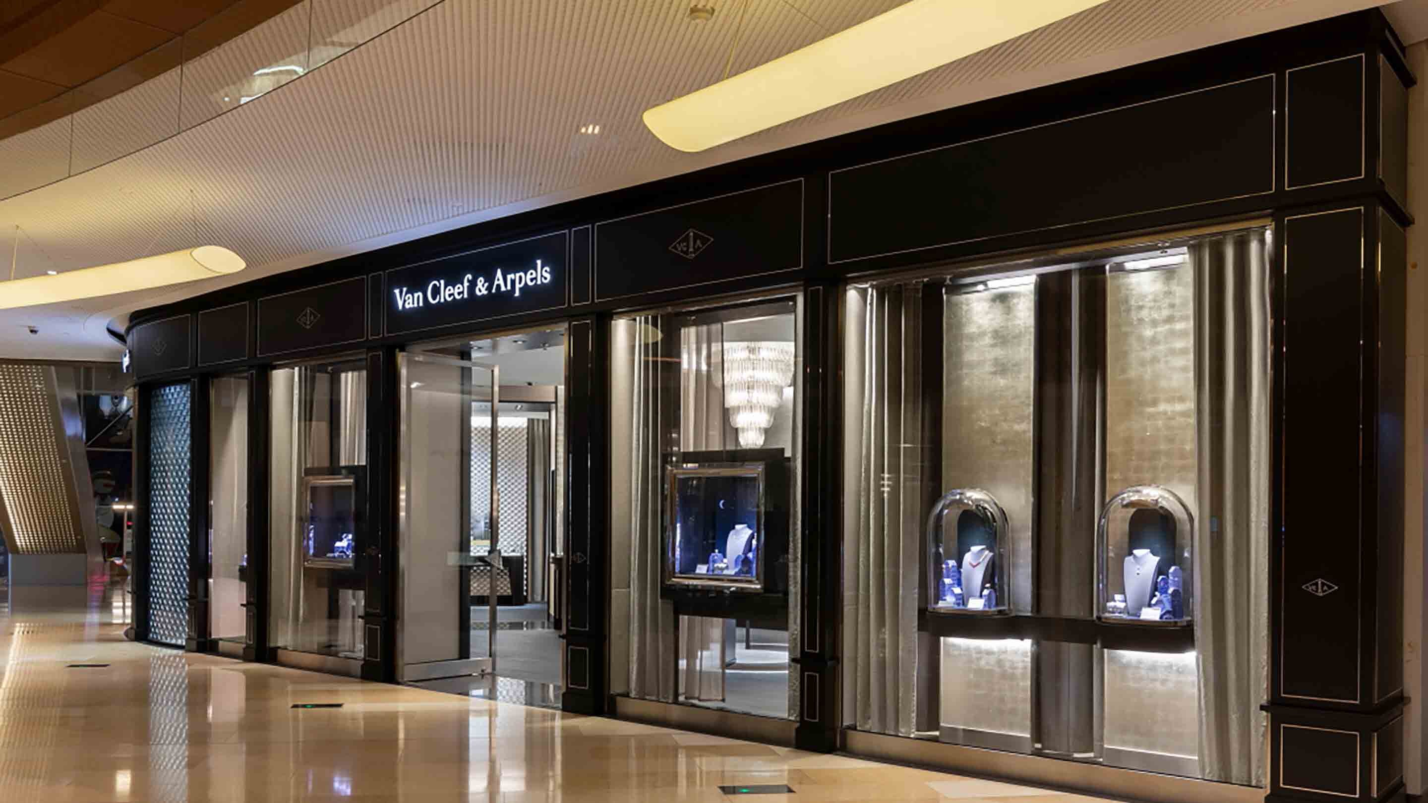 Guanghzou taikoo hui boutique present the facade view, Van Cleef Arpels