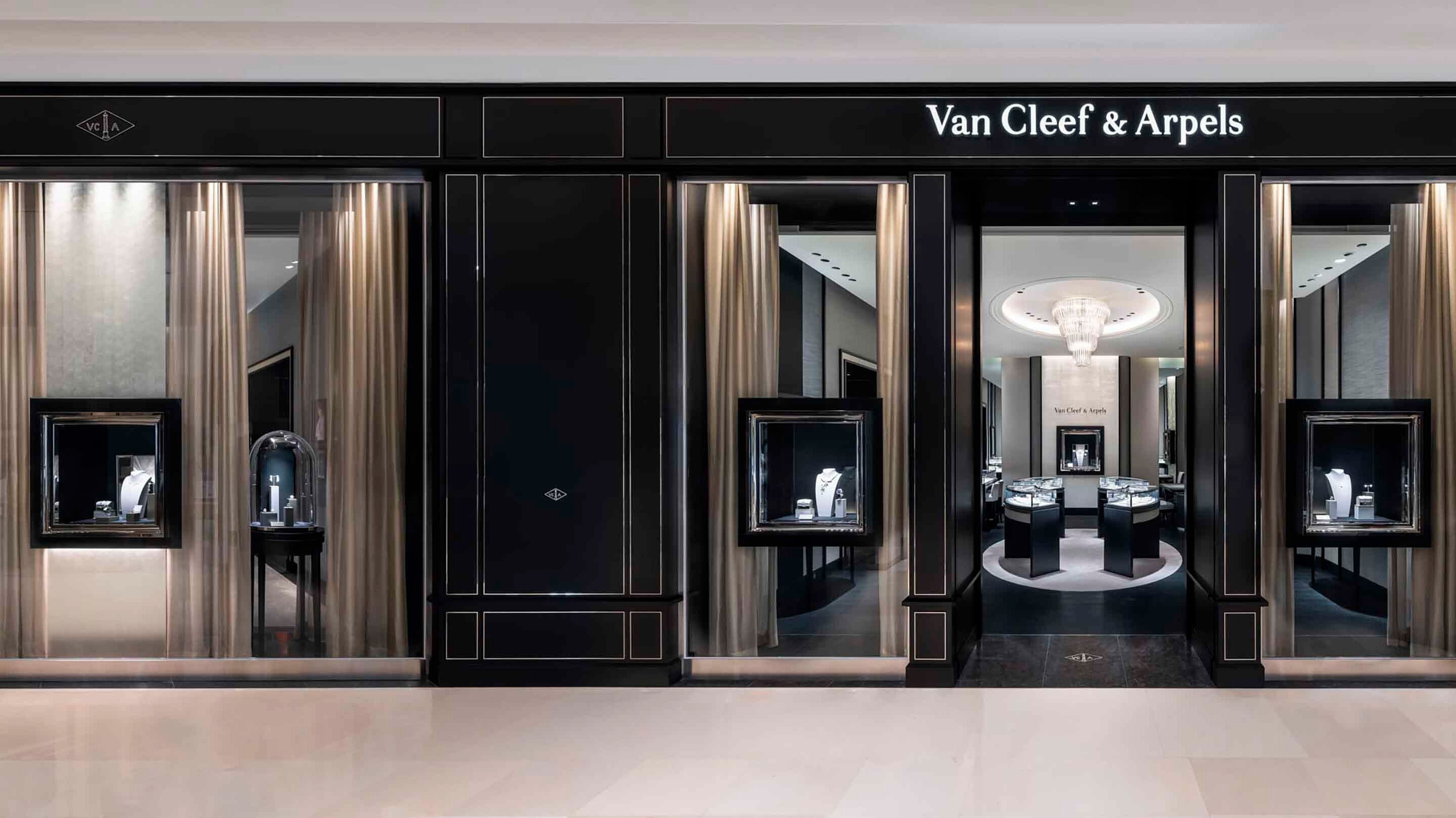 Busan, Shinsegae Centum City boutique present the facade view. Van Cleef & Arpels.