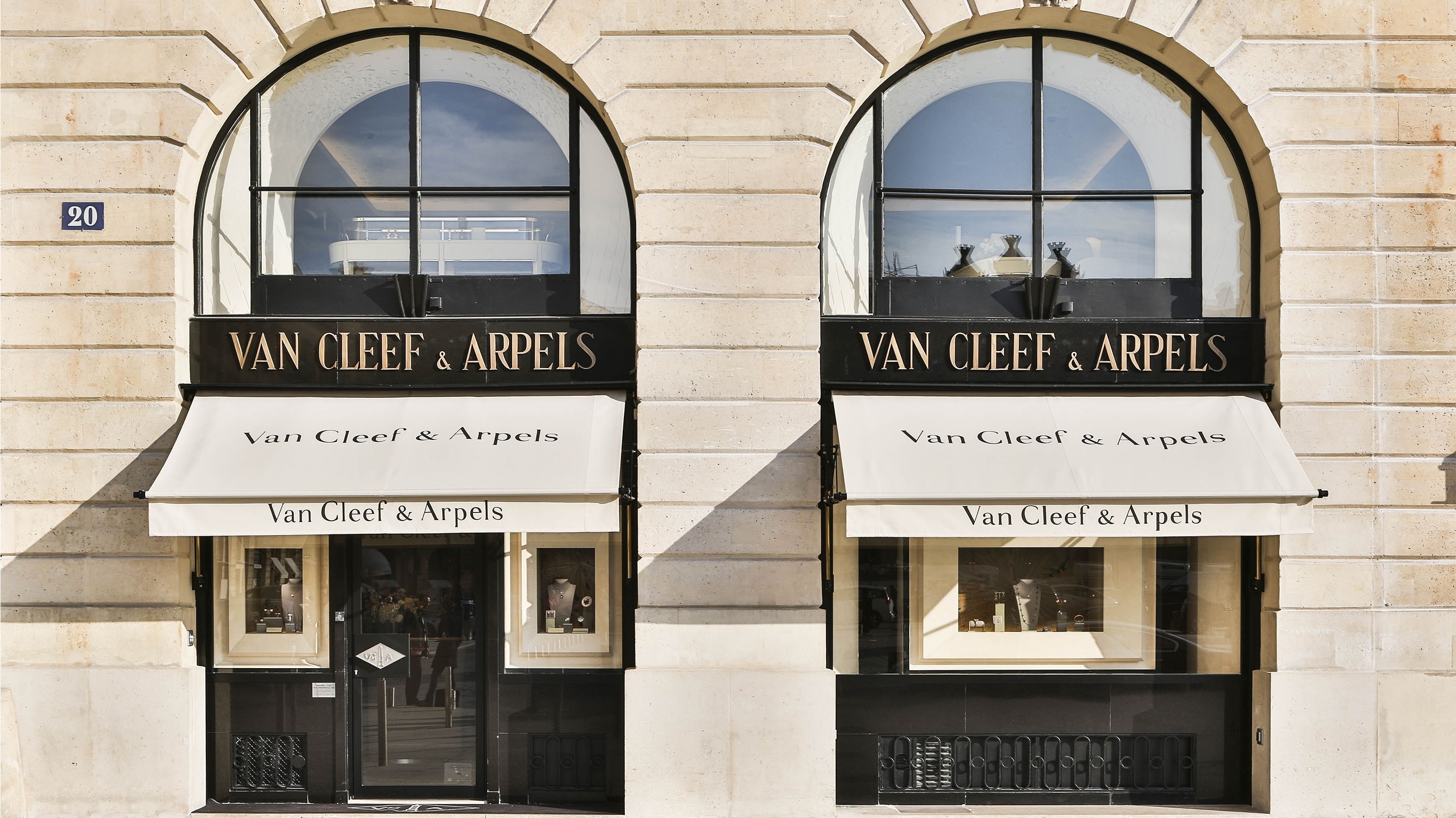 Paris 20 Vendôme, picture of the boutique's façade, Van Cleef & Arpels.