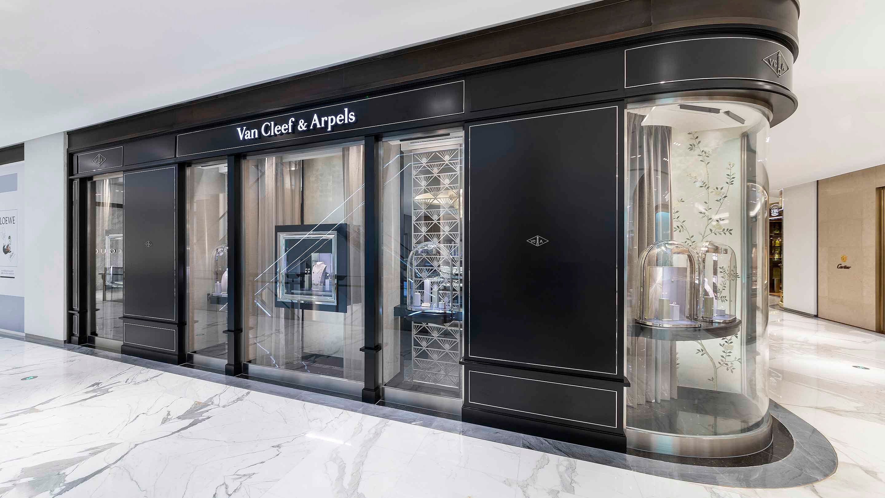 Xian Shin Kong present the facade view, Van Cleef & Arpels.