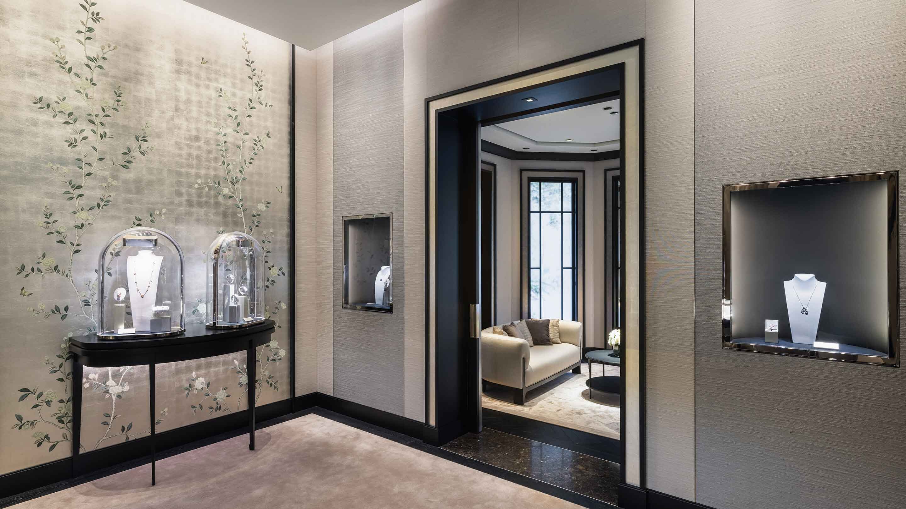 Busan, Shinsegae Centum City boutique present the interior view. Van Cleef & Arpels.