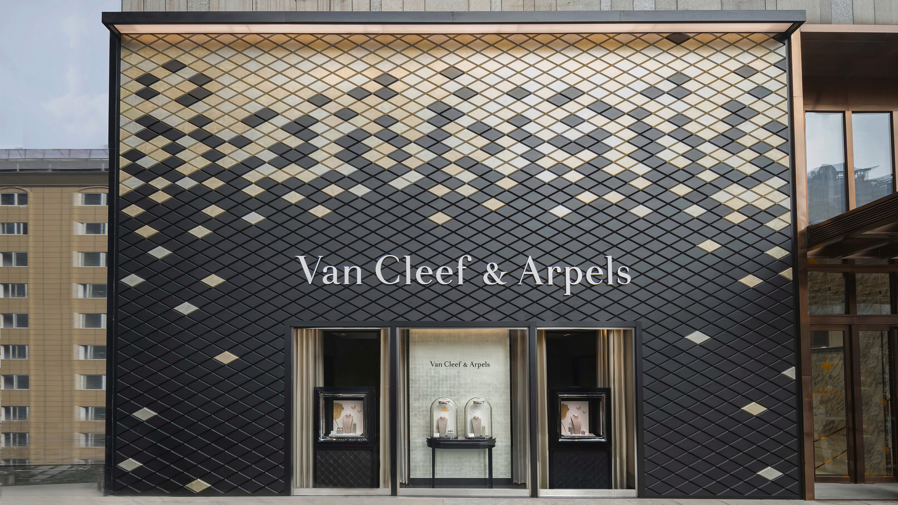 Chongqing Starlight 68 present the facade view, Van Cleef and Arpels.