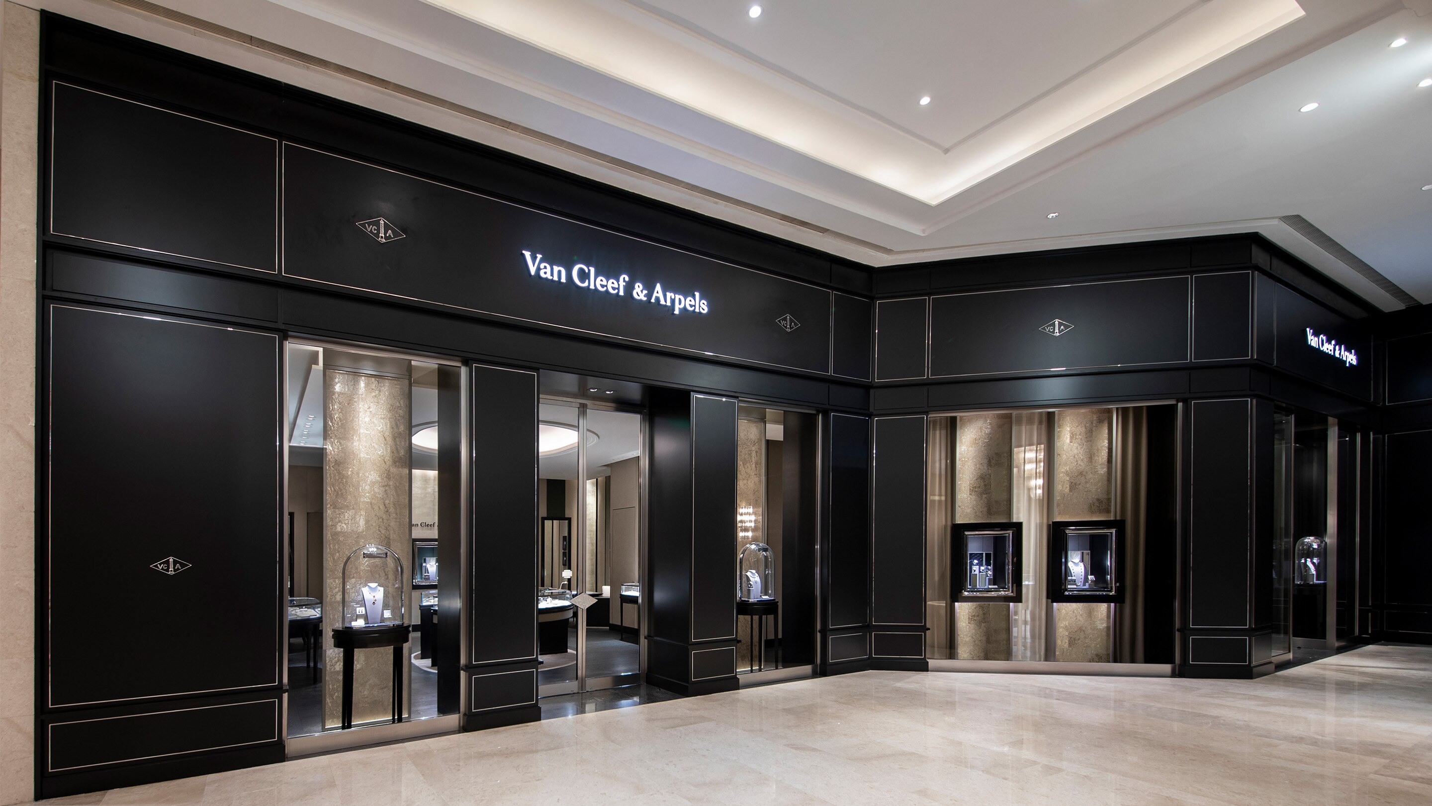 Zhengzhou David Plaza present the exterior facade view, Van Cleef and Arpels.