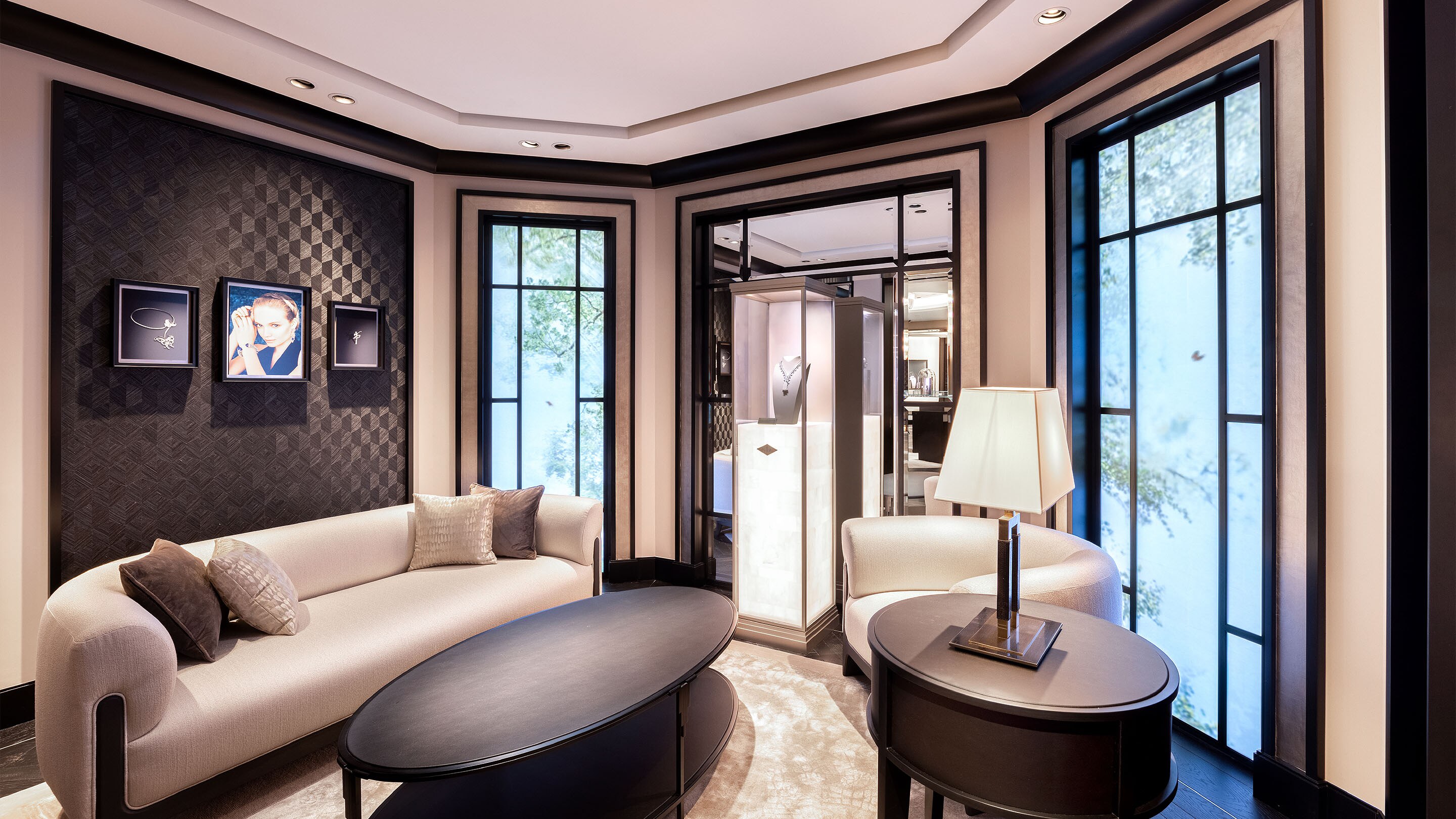 Hong Kong, Pacific Place, picture of the boutique's art déco salon, Van Cleef & Arpels.