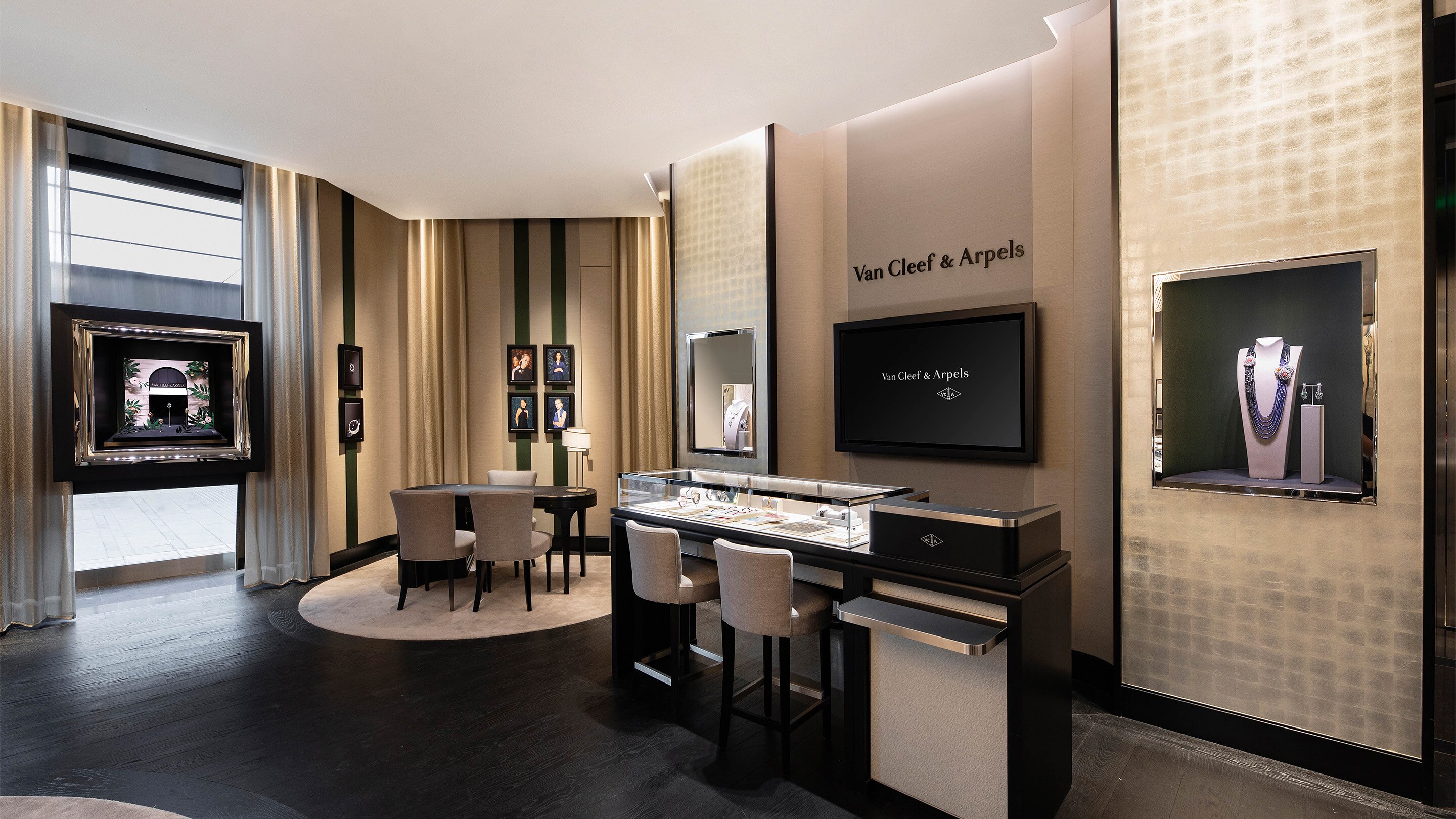 Chengdhu IFS internal present the sales area view, Van Cleef & Arpels.