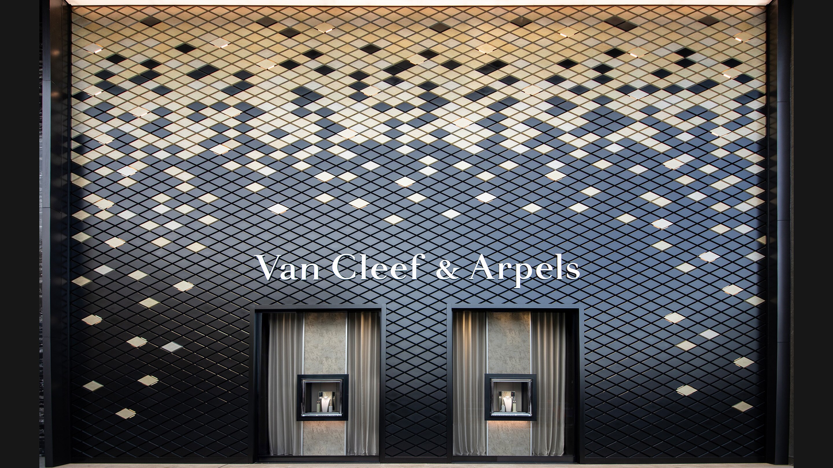 Zhengzhou David Plaza present the facade view, Van Cleef and Arpels.