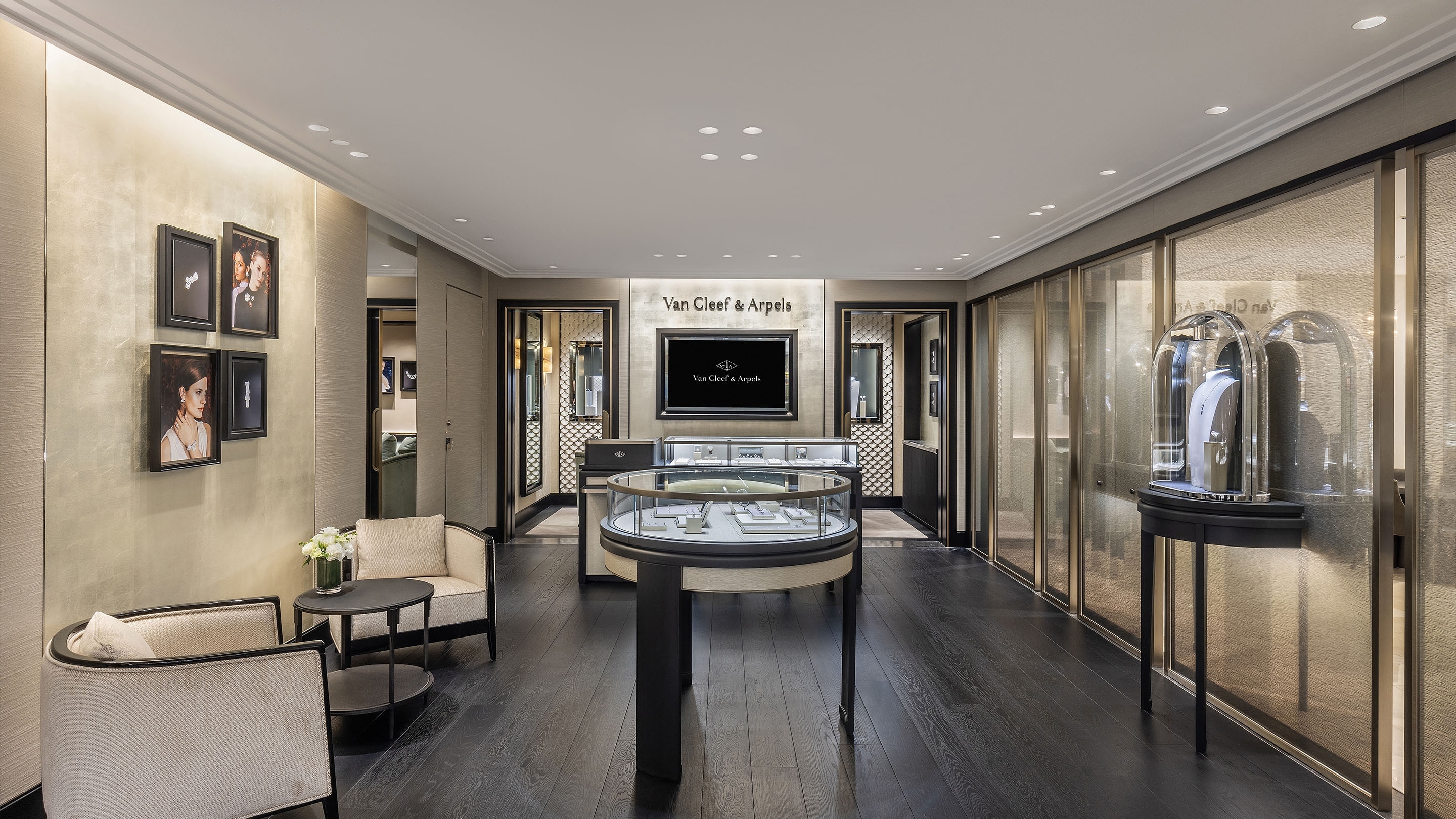 Isetan Shinjuku, picture of the boutique's main area, Van Cleef & Arpels.