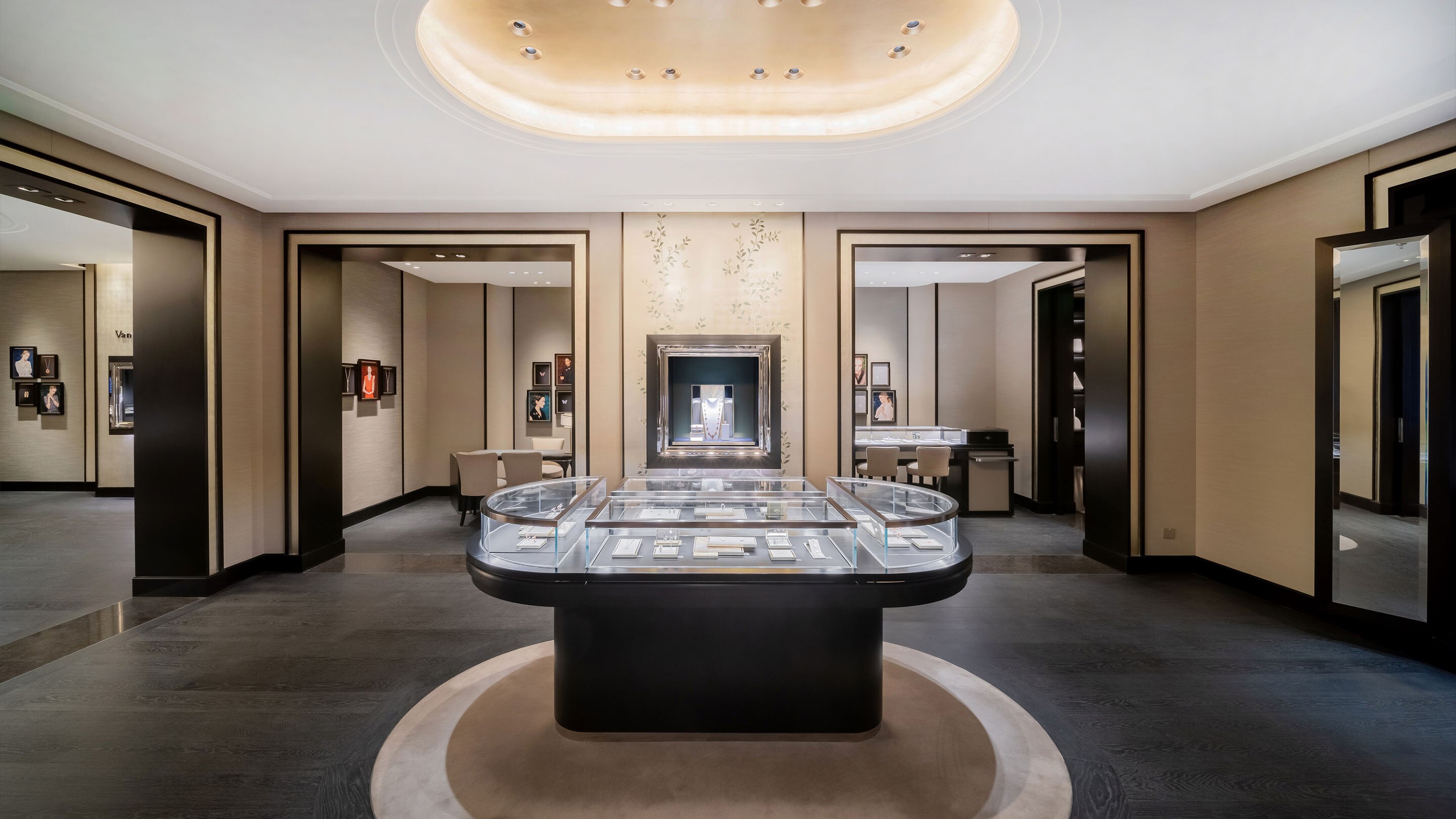 Hefei intime, picture of the boutique's main area, Van Cleef & Arpels.