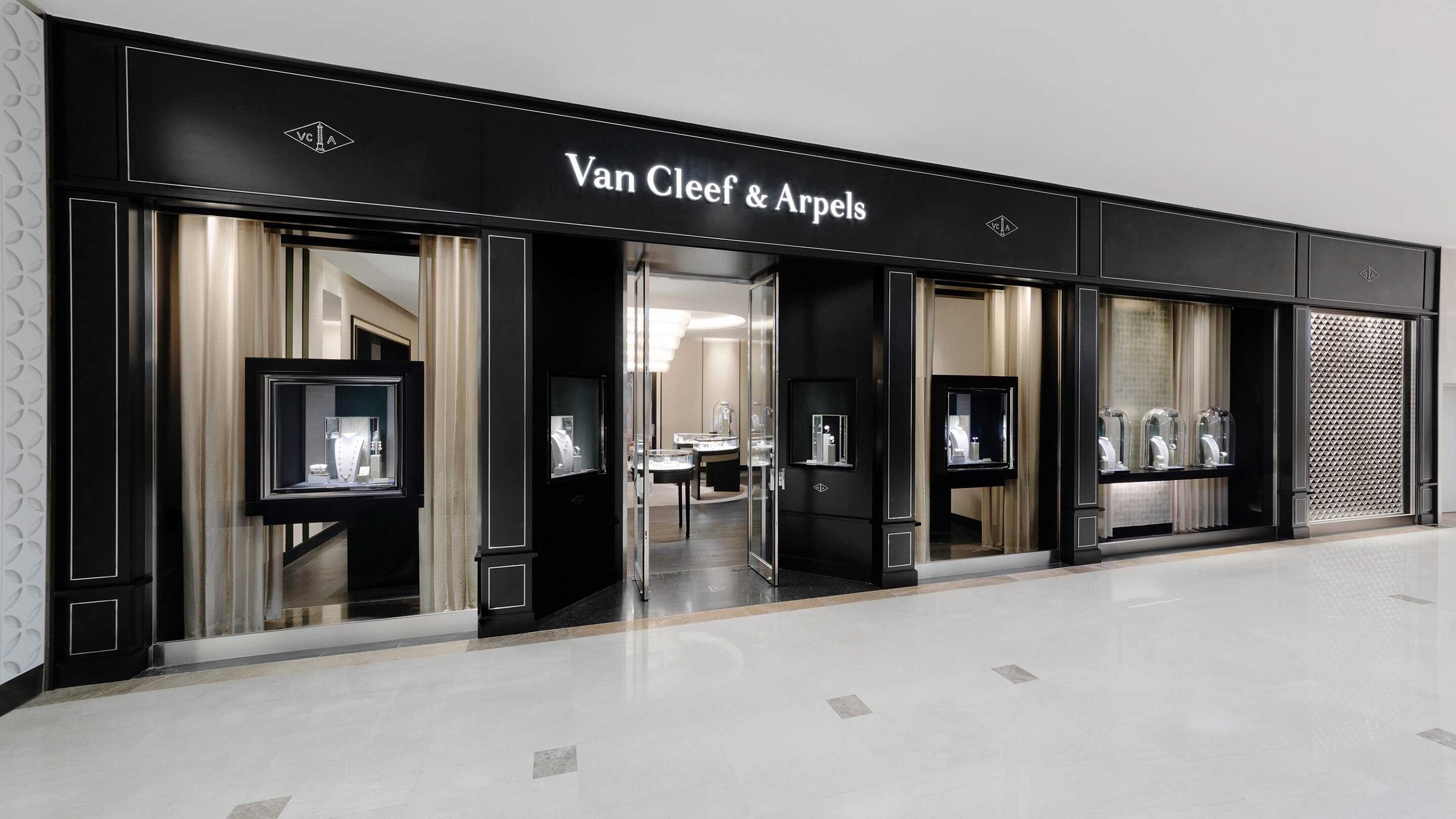 China, Qingdao Hisense Plaza, present the facade view, Van Cleef and Arpels.