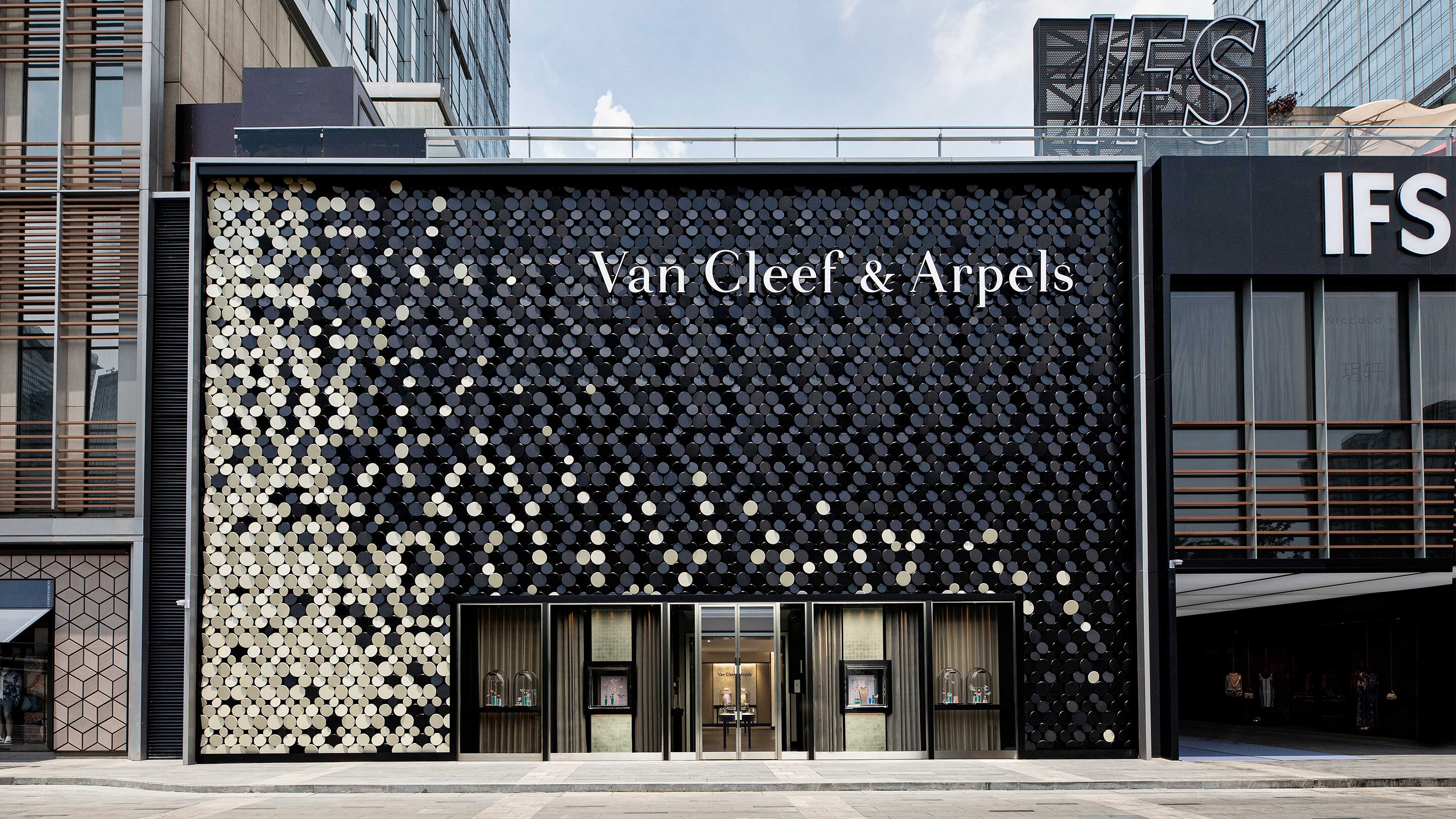 Chengdhu IFS internal present the facade view, Van Cleef & Arpels.