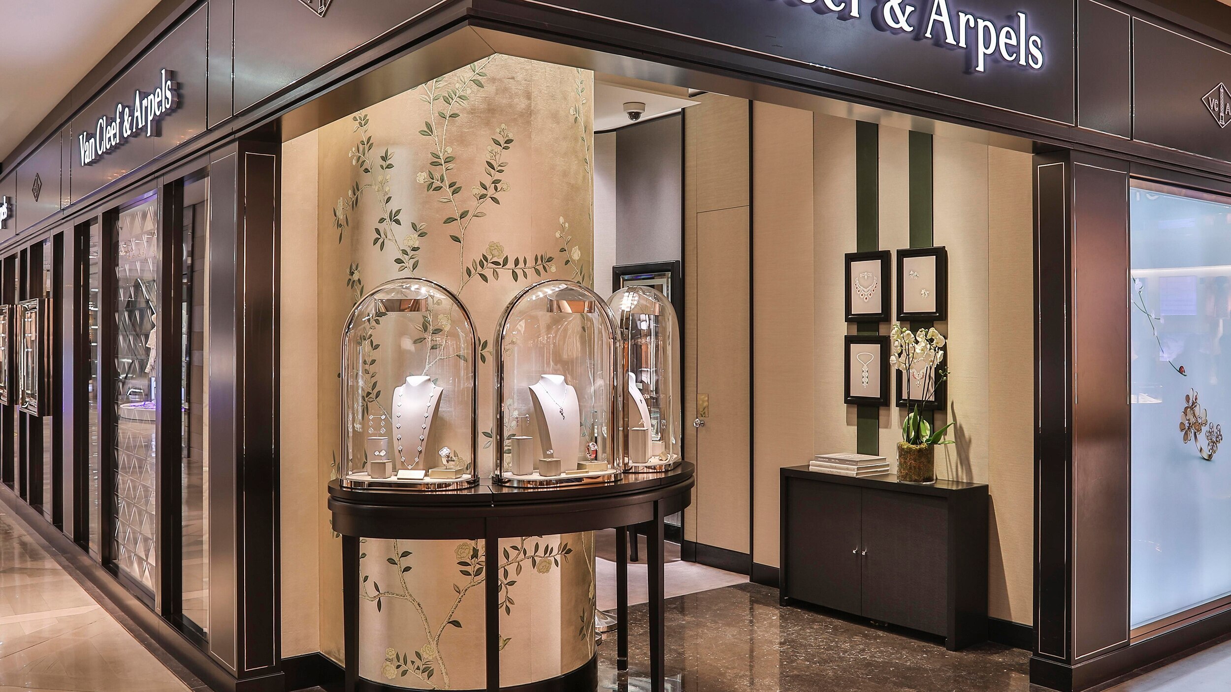 paris galeries lafayette boutique present exterior facade view, Van Cleef & Arpels