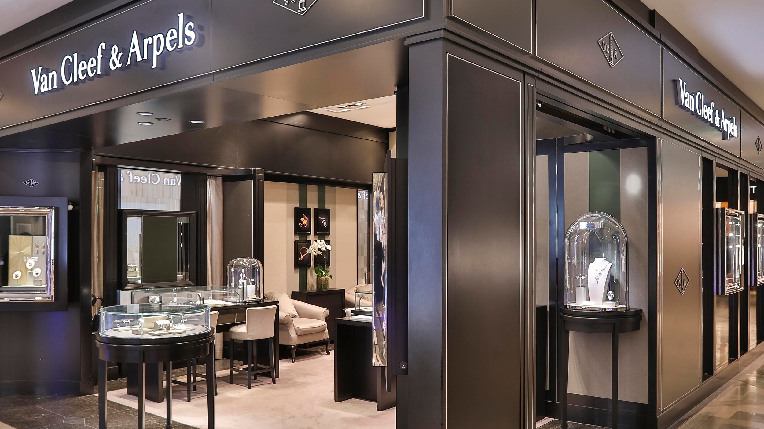 paris galeries lafayette boutique present facade view, Van Cleef & Arpels