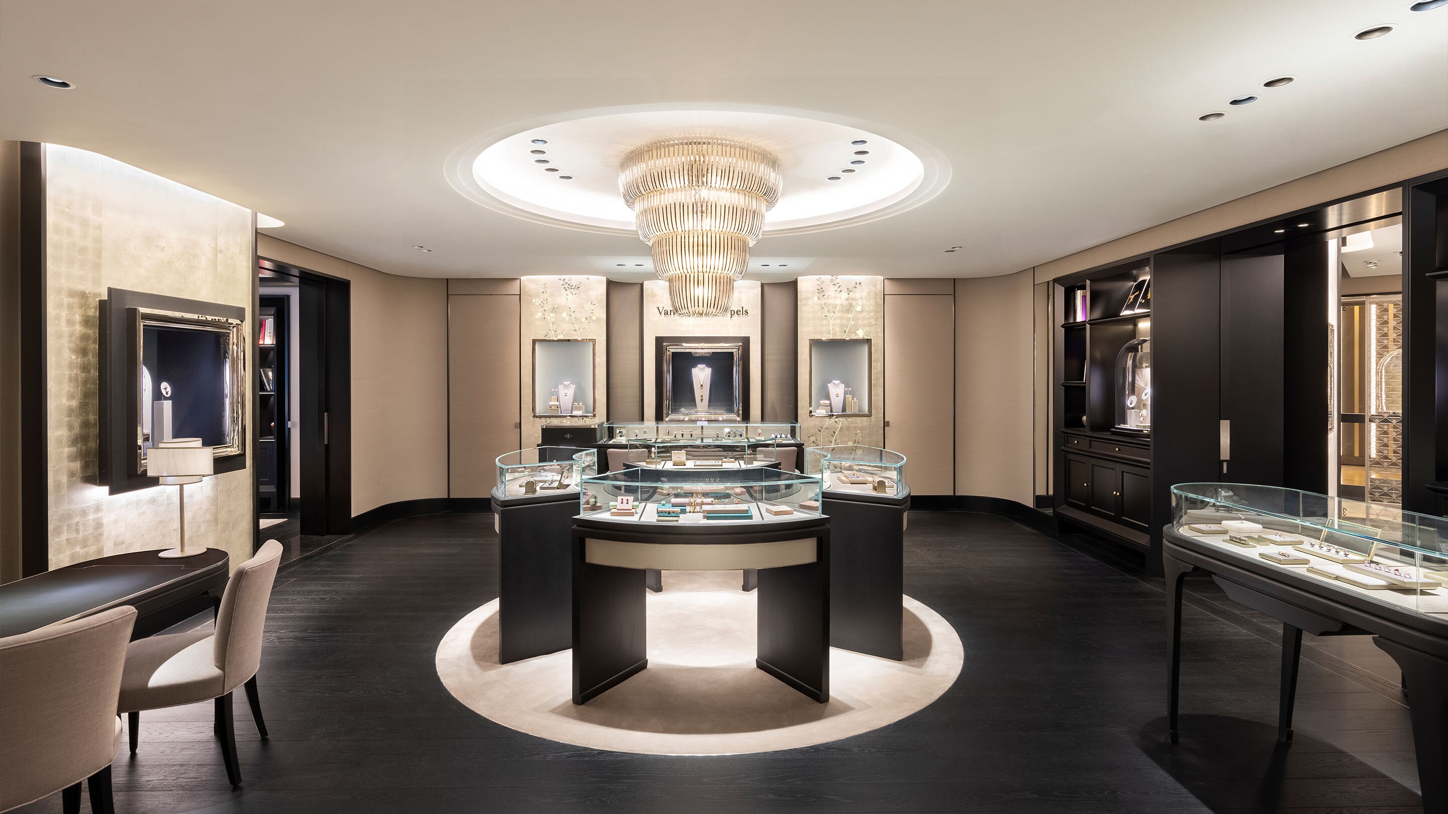 Hong Kong, Pacific Place, picture of the boutique's main area, Van Cleef & Arpels.