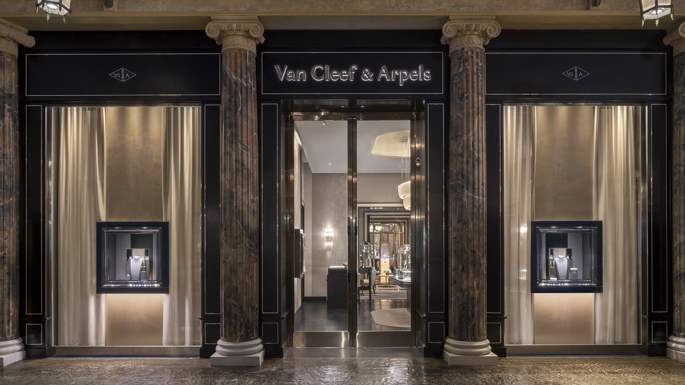 Las Vegas, Forum Shops, picture of the boutique's façade, Van Cleef & Arpels.