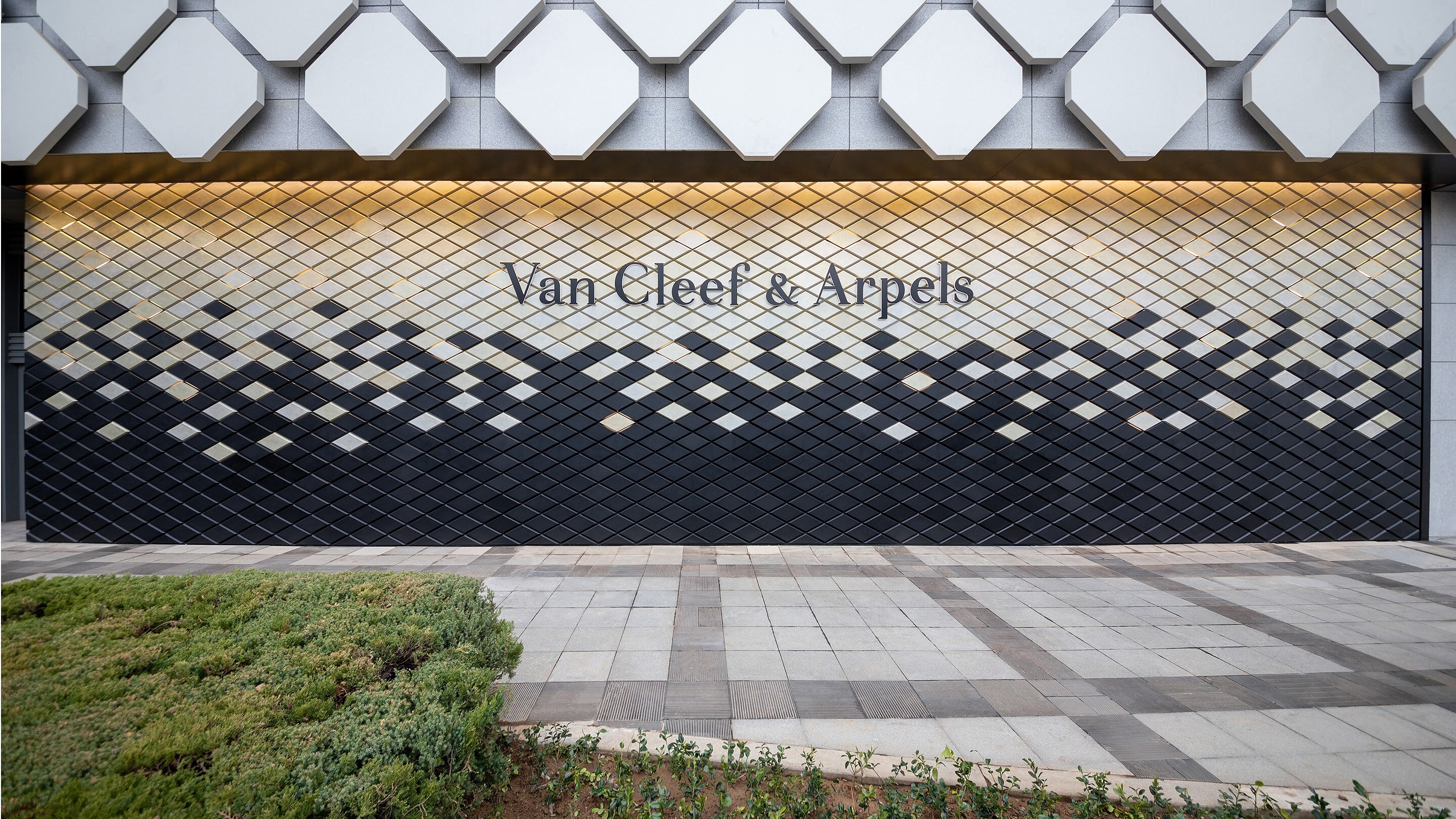 China, Qingdao Hisense Plaza, present the exterior facade view, Van Cleef and Arpels.