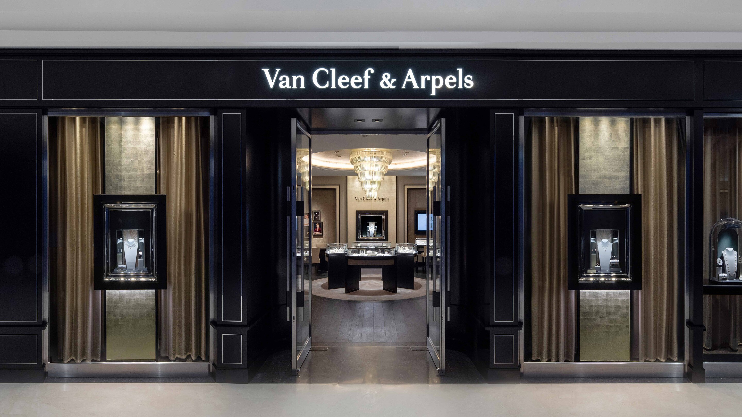 Jinan Guihe boutique present the facade view, Van cleef and arpels