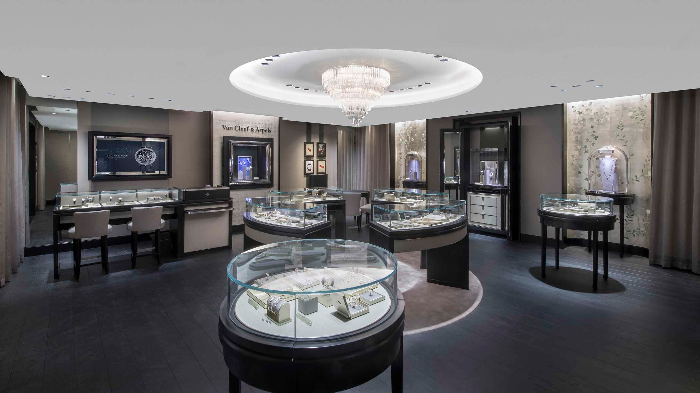 Seoul, the&nbsp;Duty free lotte main boutique, present the main area 1 view. Van Cleef & Arpels.