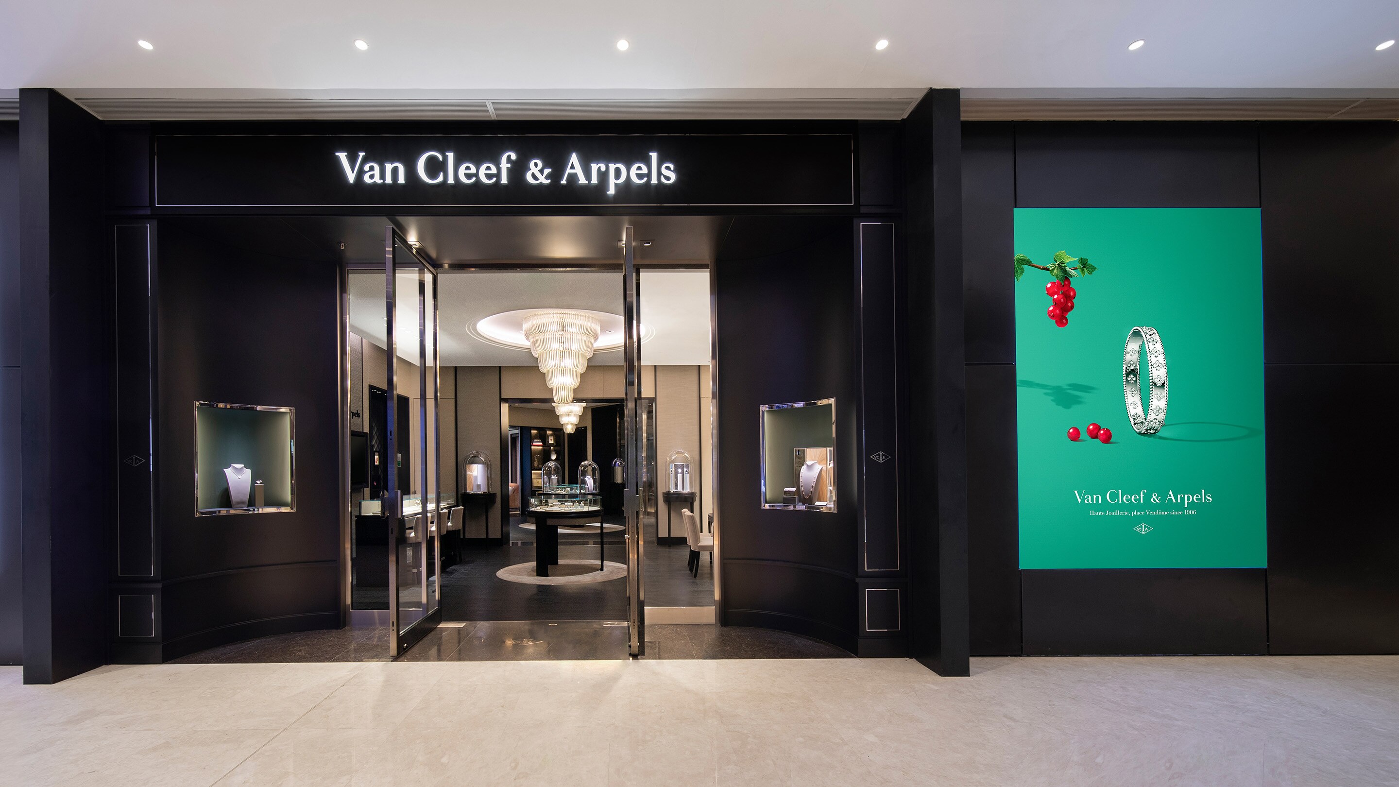 Shanghai L&#39;avenue present the exterior view, Van Cleef and Arpels.