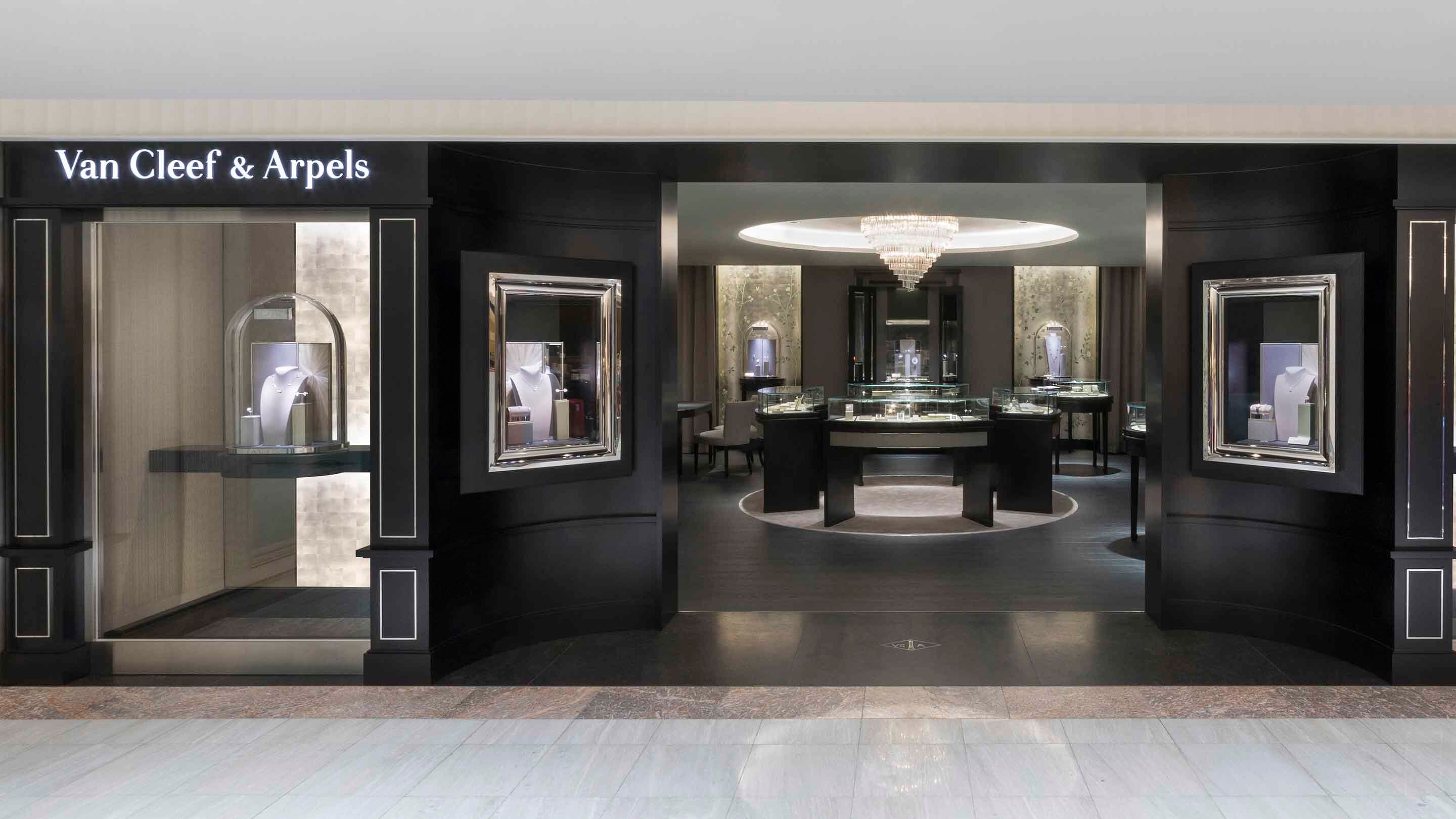 Seoul, the&nbsp;Duty free lotte main boutique, present the facade view. Van Cleef & Arpels.