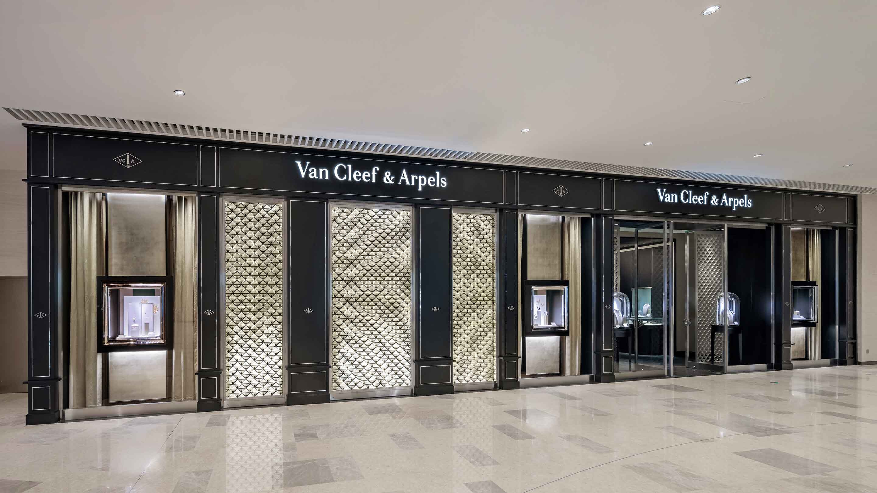 Wuhan, Heartland 66 present the facade view, Van Cleef & Arpels.