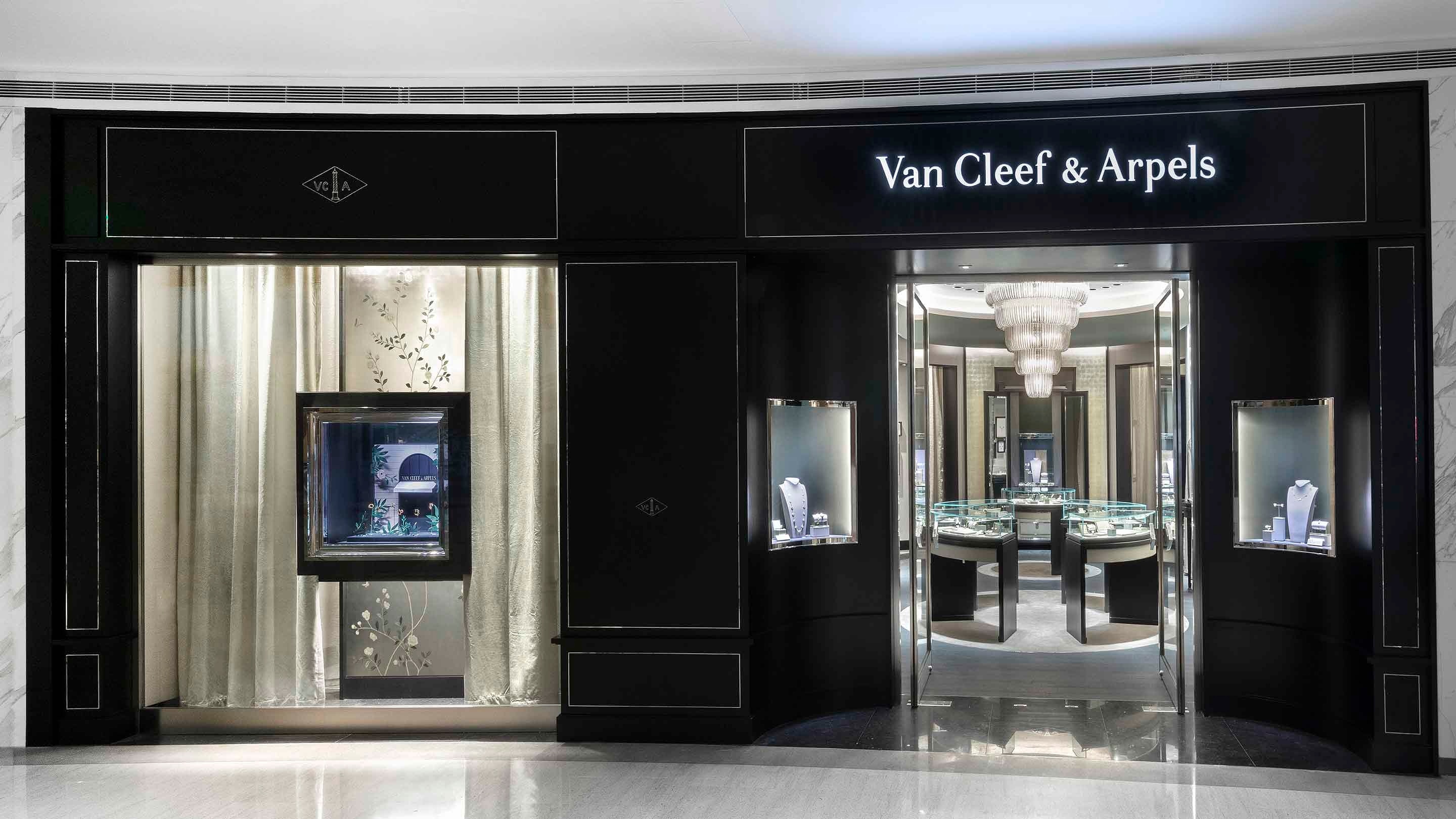 Shanghai Plaza 66 present the facade view, Van Cleef & Arpels.
