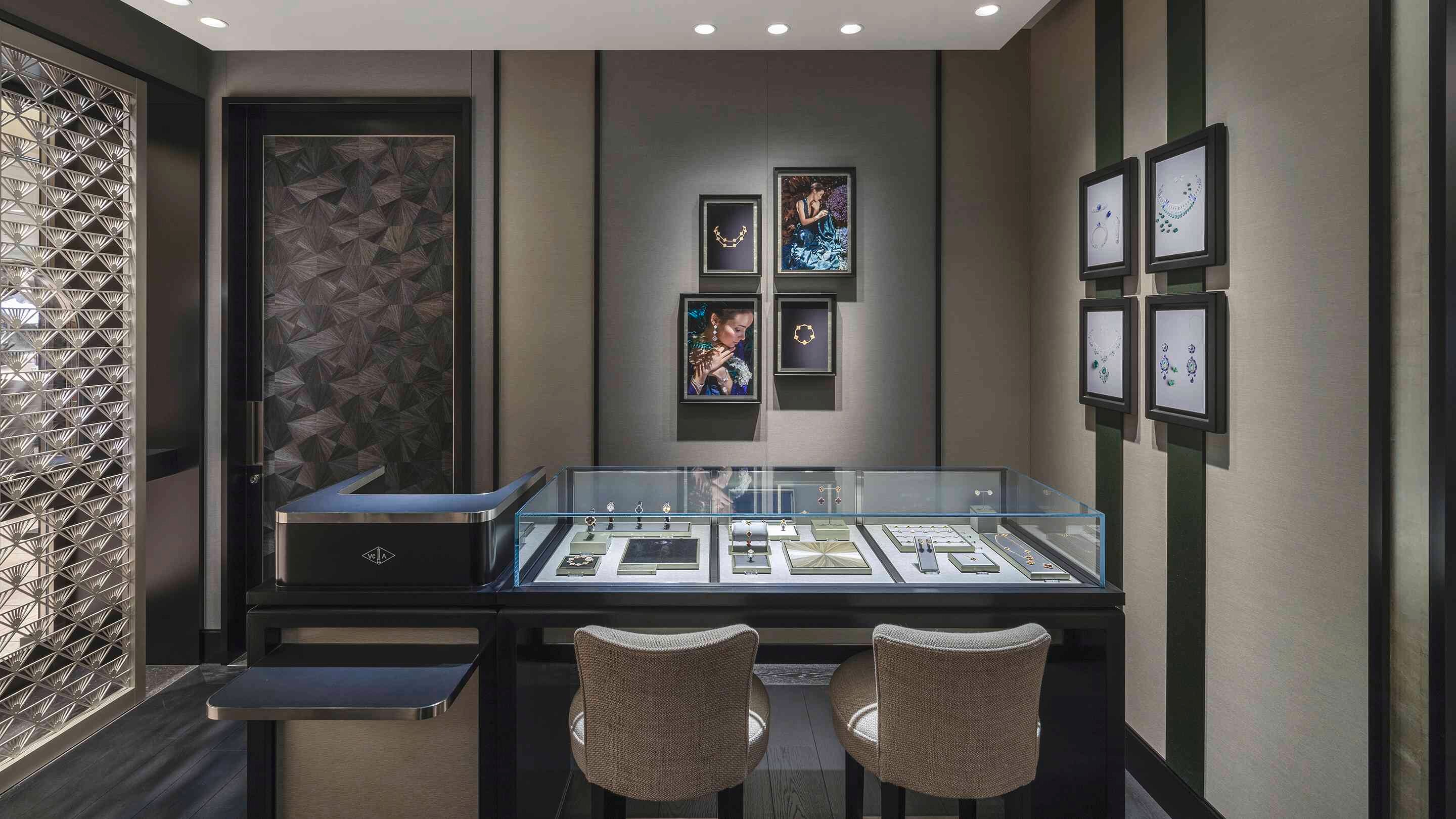 Kobe - Hankyu boutique present the interior view, Van Cleef & Arpels