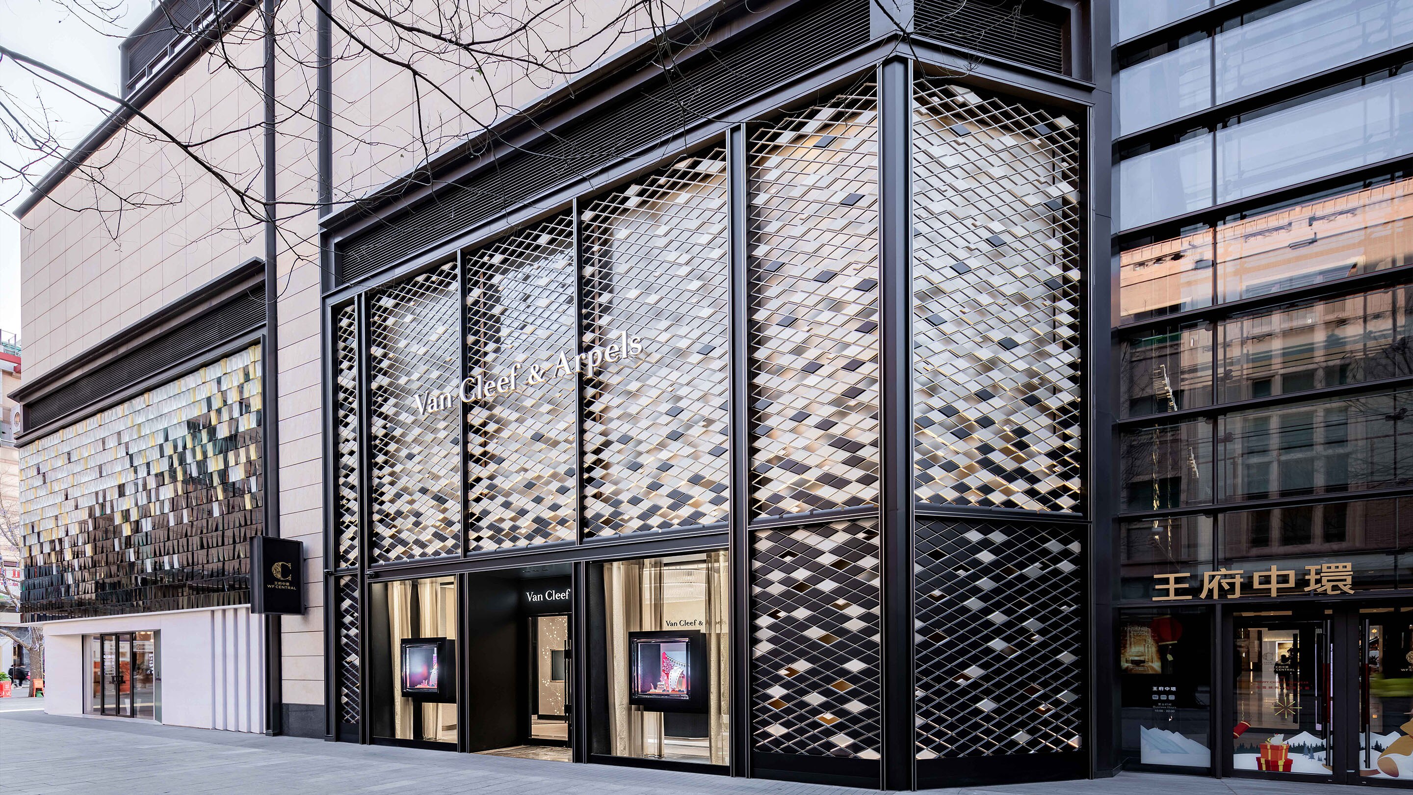 Beijing, WFC Design, picture of the boutique's façade, Van Cleef & Arpels.