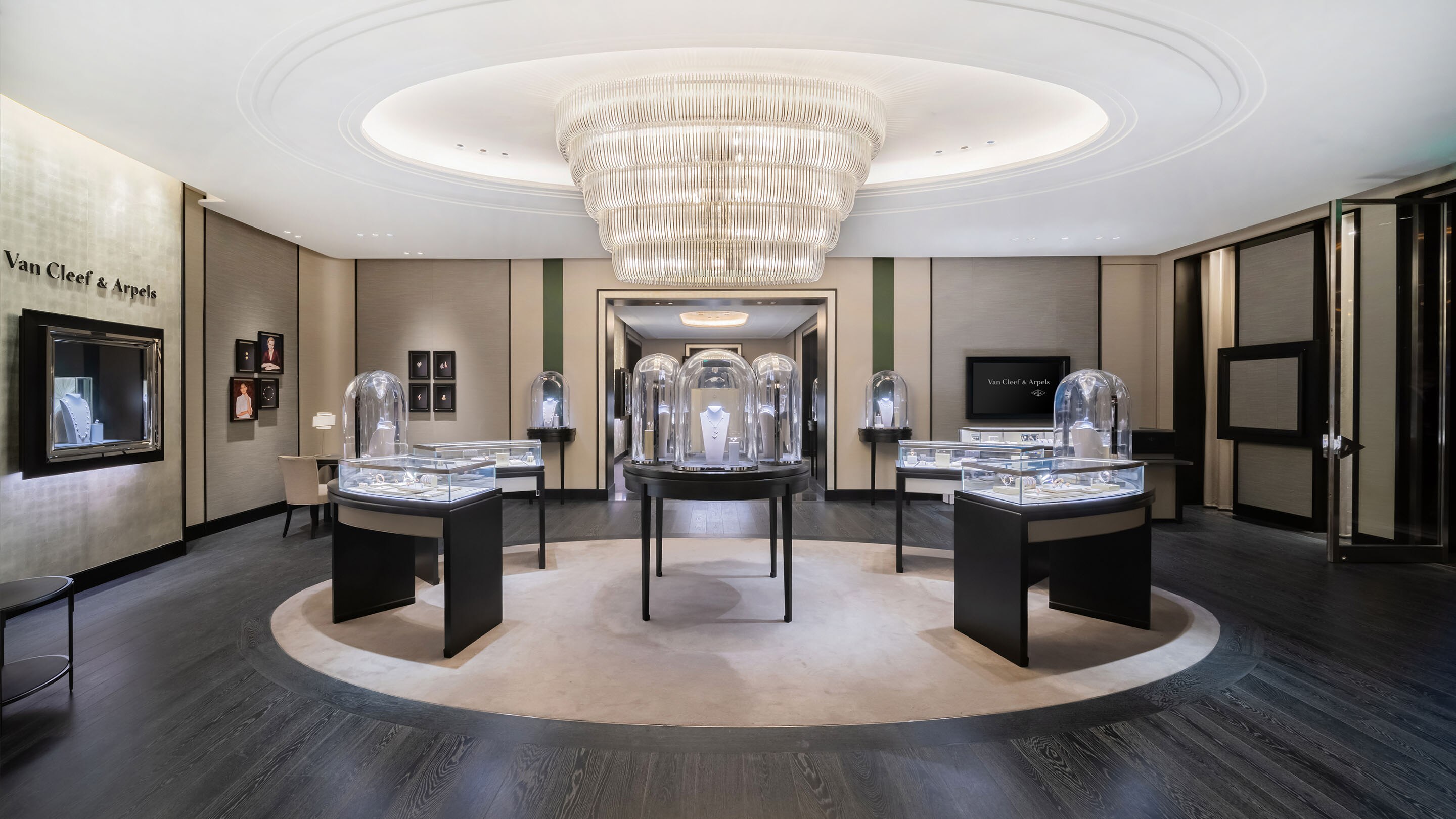 Hefei intime, picture of the boutique's main area, Van Cleef & Arpels.