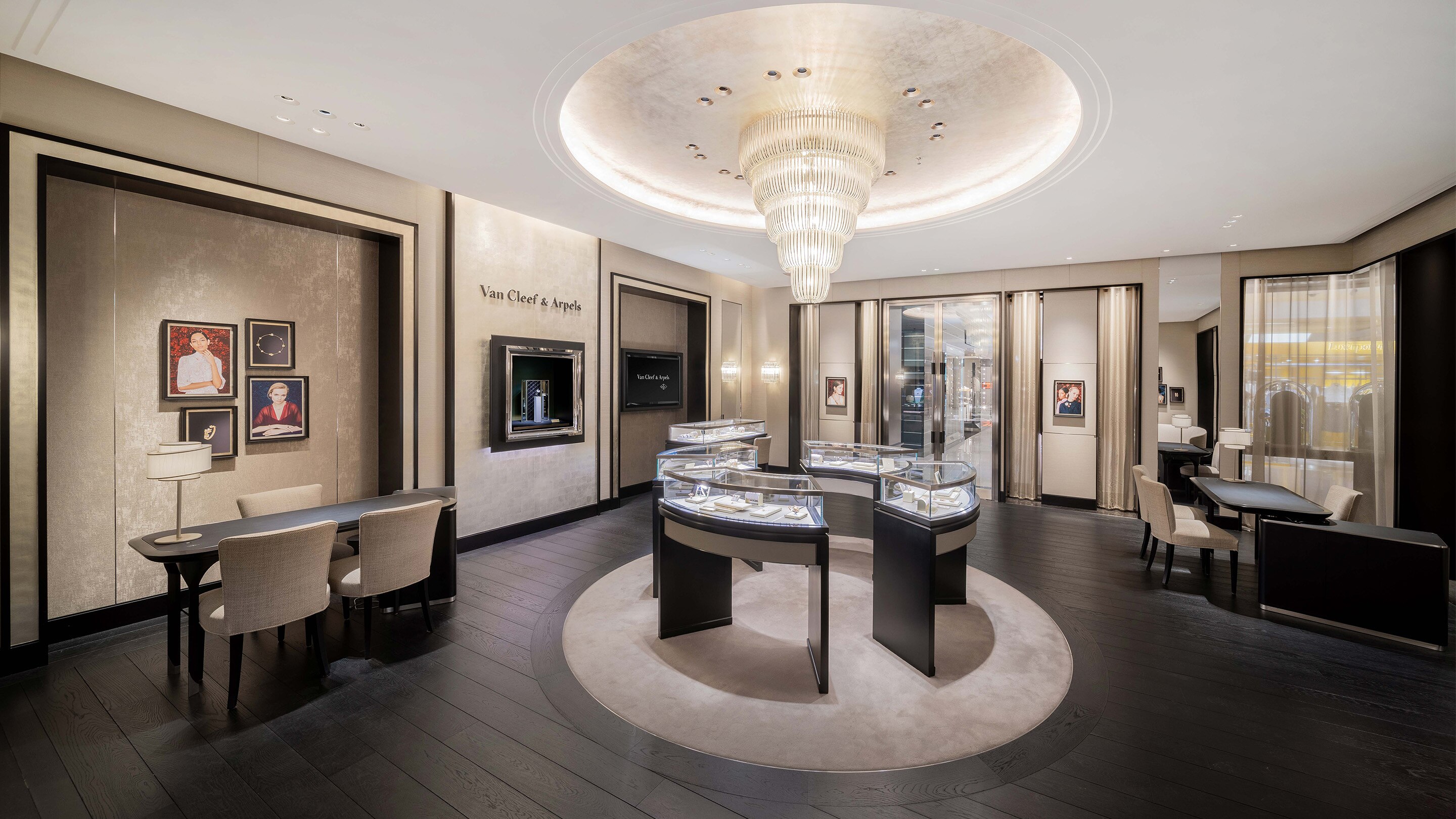 Jinan Guihe boutique present the main aera view, Van cleef and arpels
