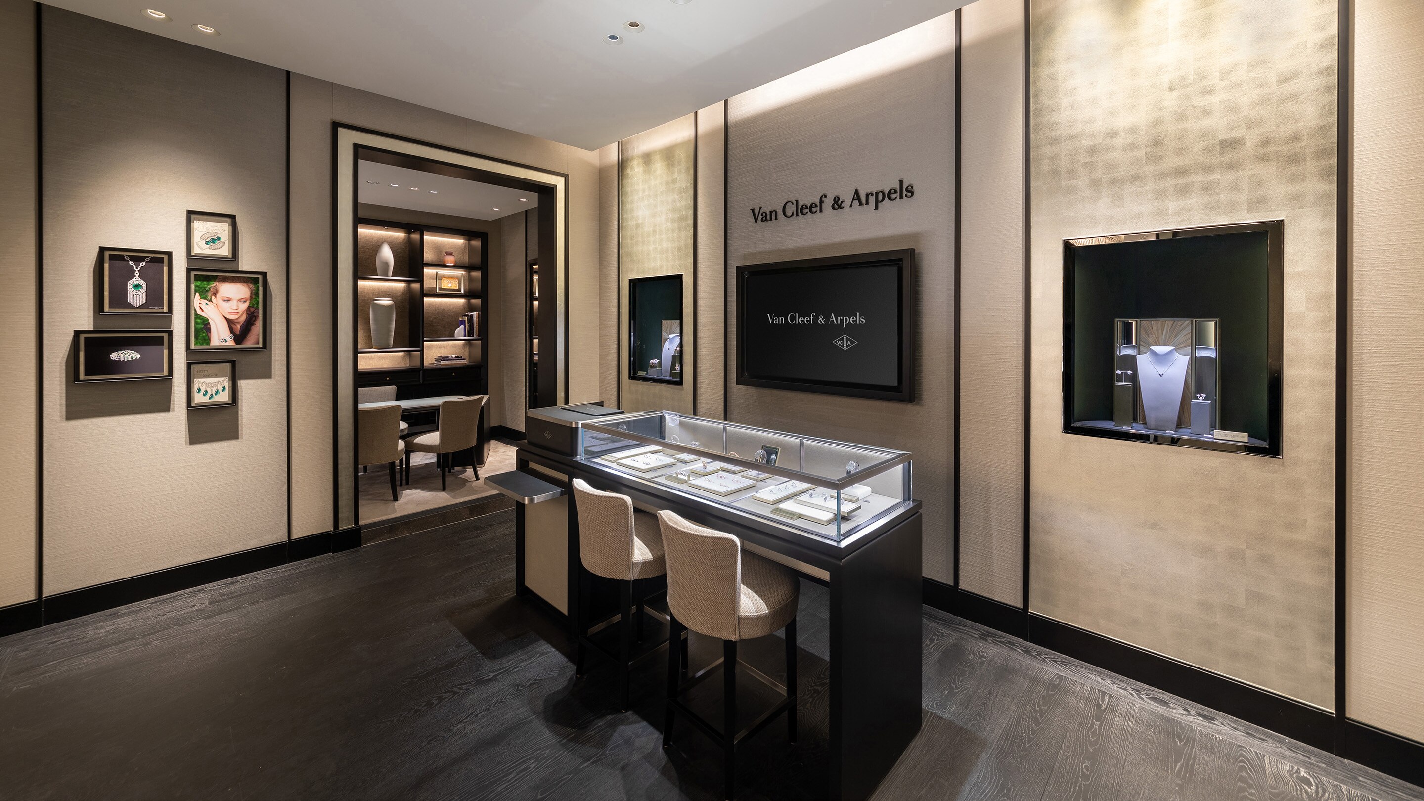China, Qingdao Hisense Plaza, present the sales area view1, Van Cleef and Arpels.