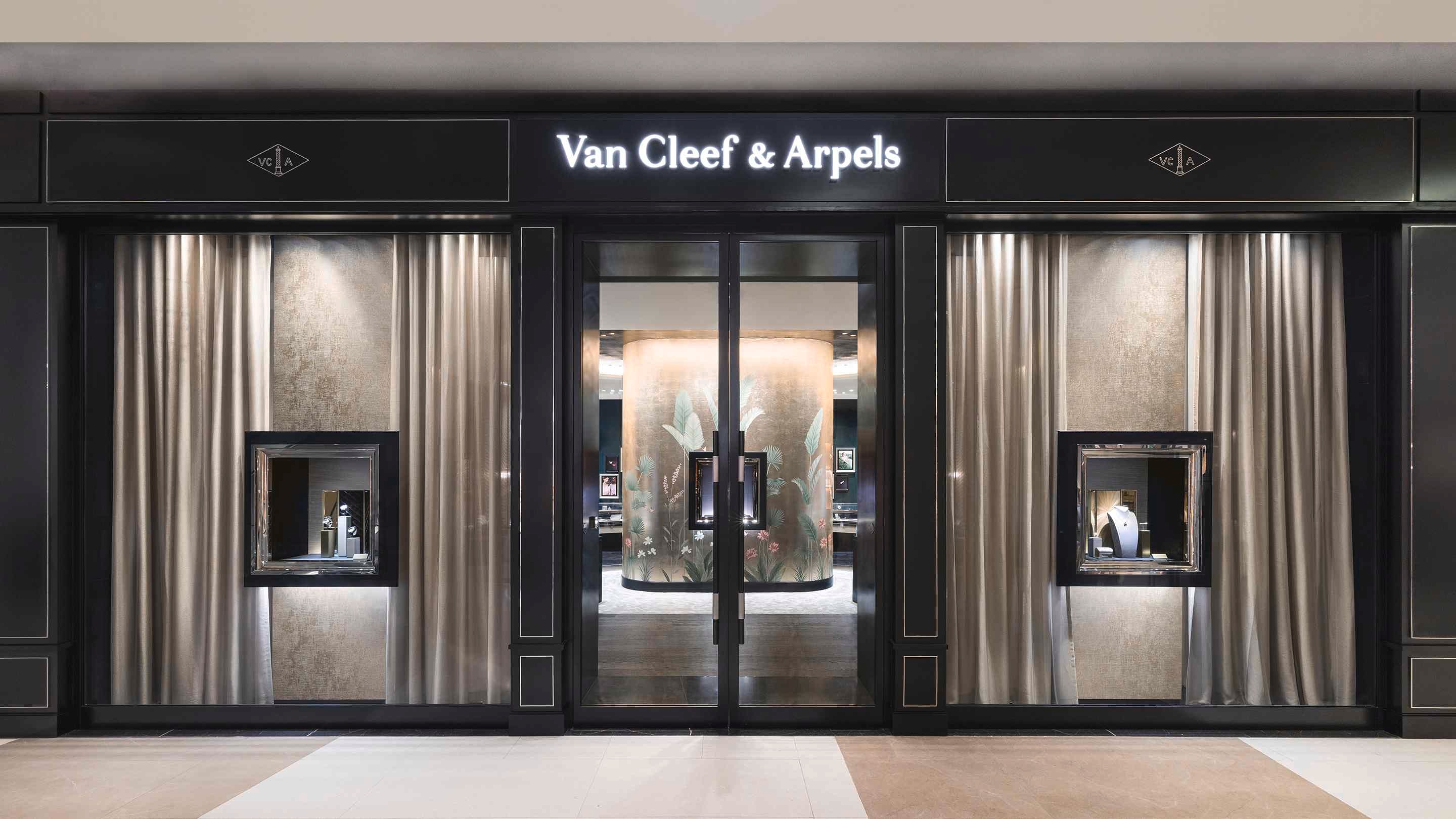 Bangkok - Siam Paragon boutique present the representative view, Van Cleef & Arpels