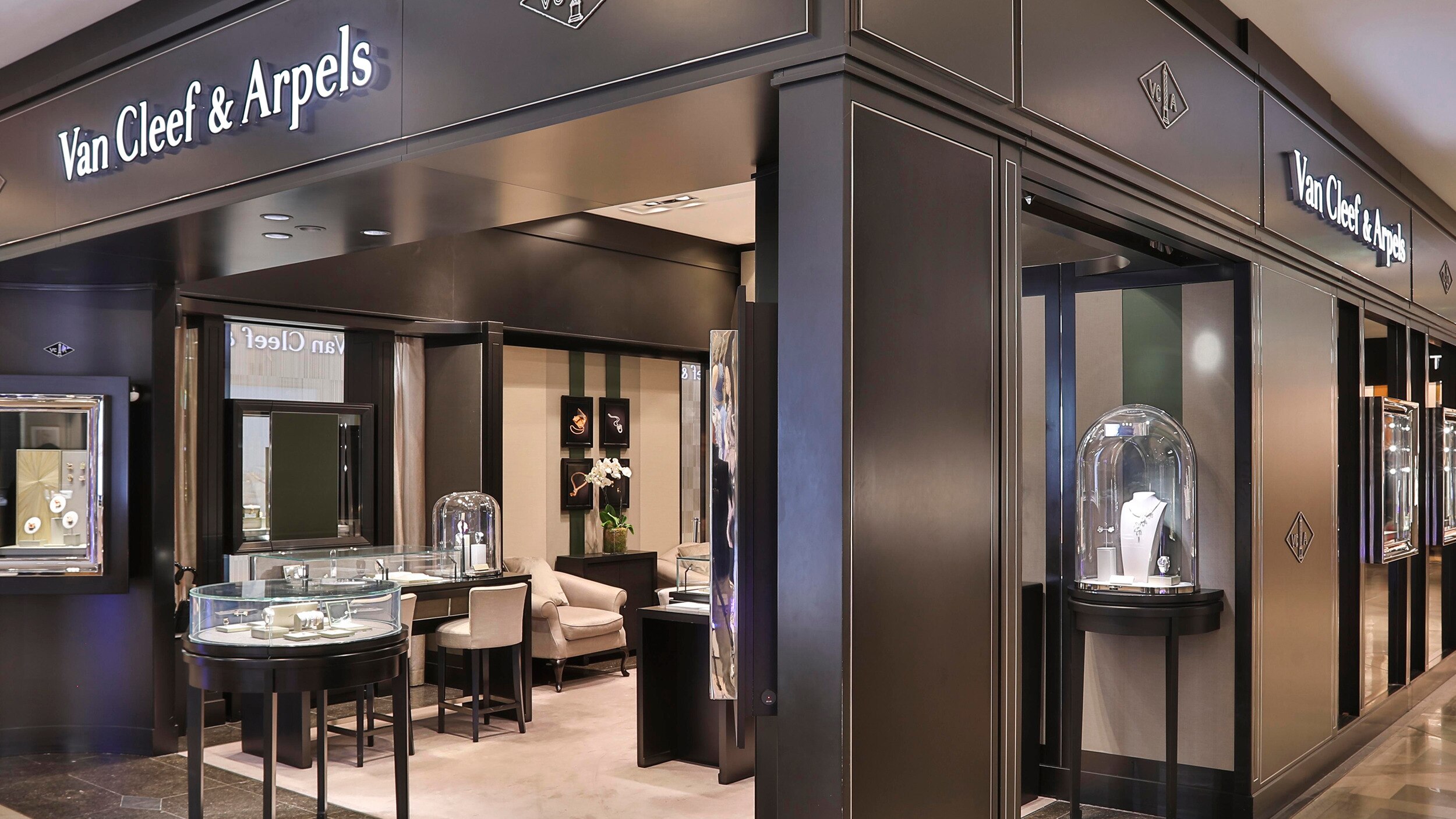 paris galeries lafayette boutique present facade view, Van Cleef & Arpels