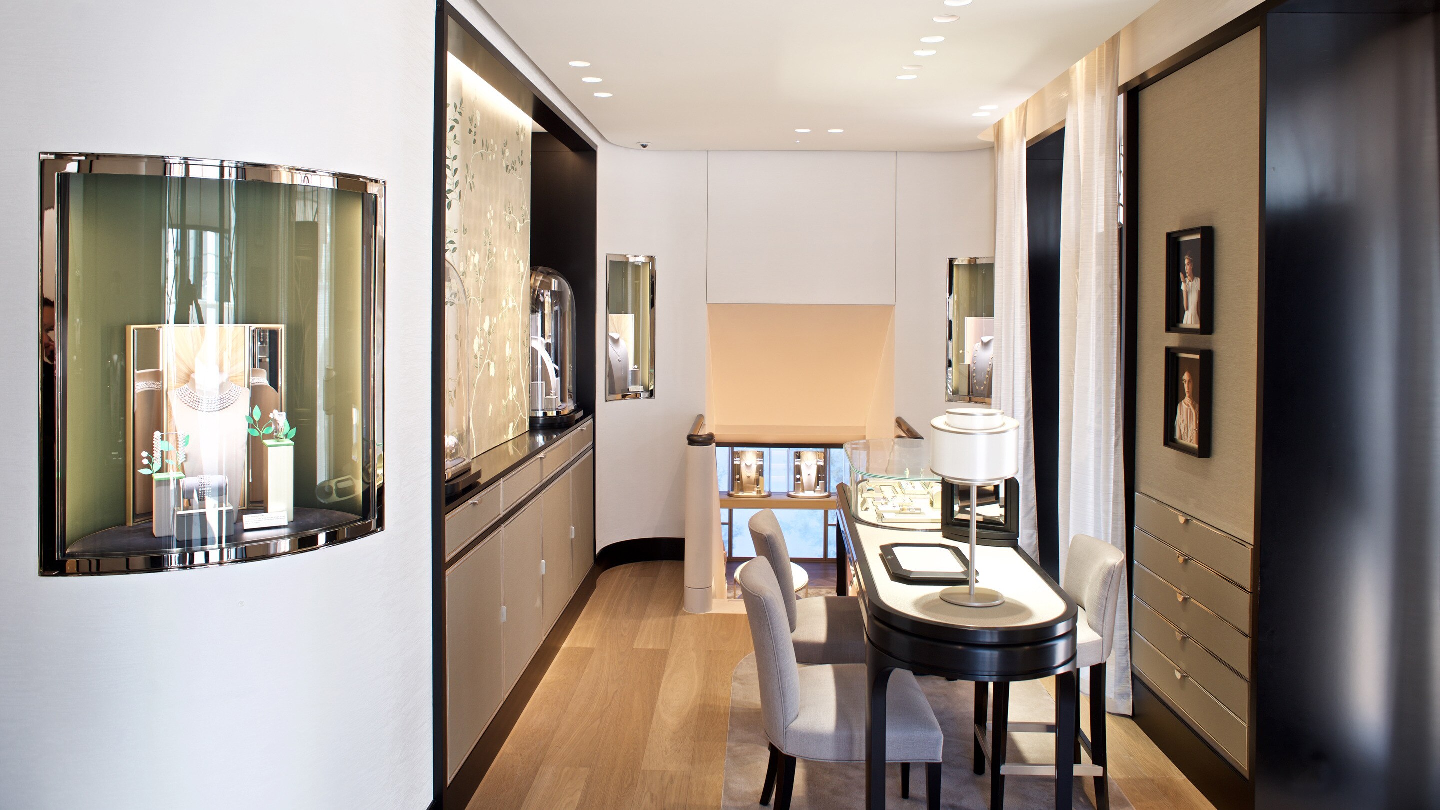 monaco place du casino boutique present the interior view, Van Cleef & Arpels