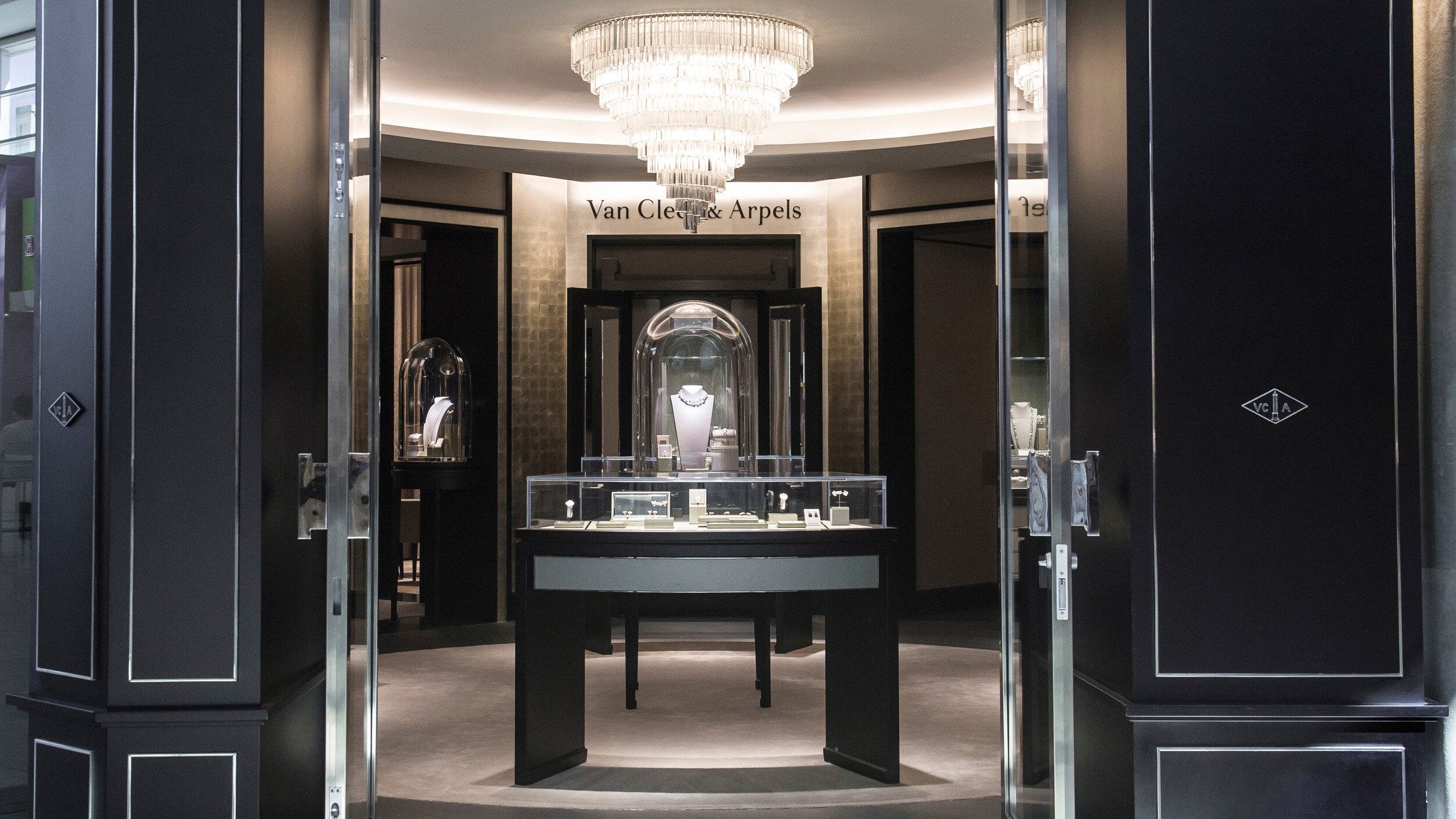 toronto yorkdale boutique present entrance view, Van Cleef & Arpels