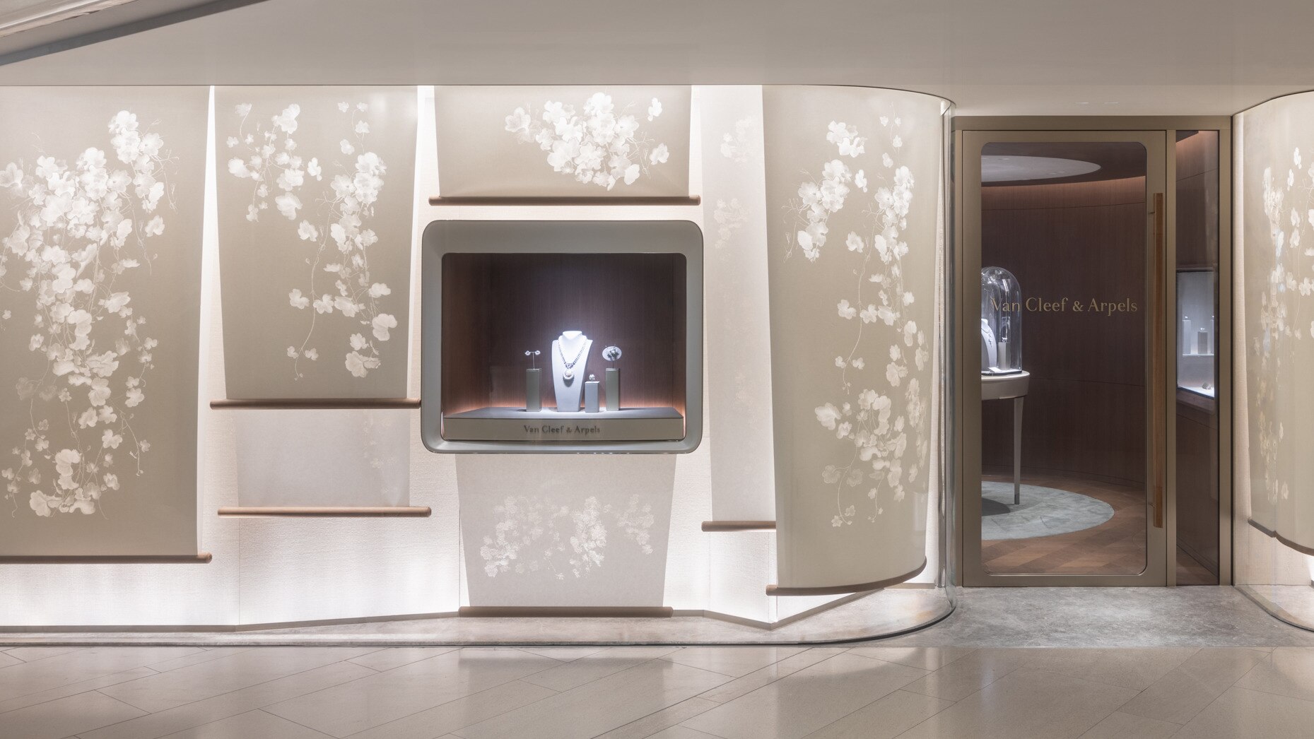 5751 hong kong princes building boutique van cleef arpels