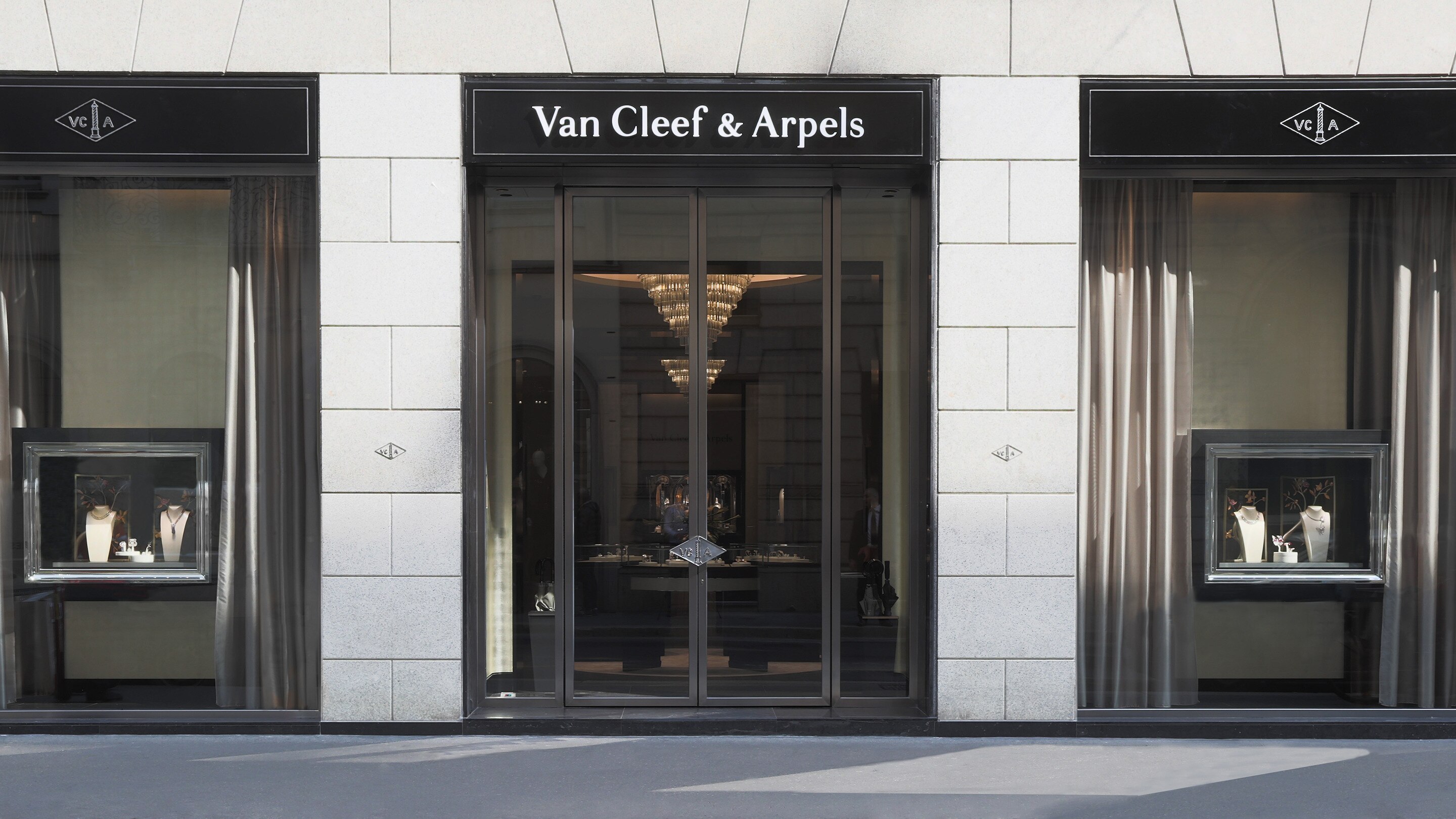 milano - via montenapoleone boutique present exterior view