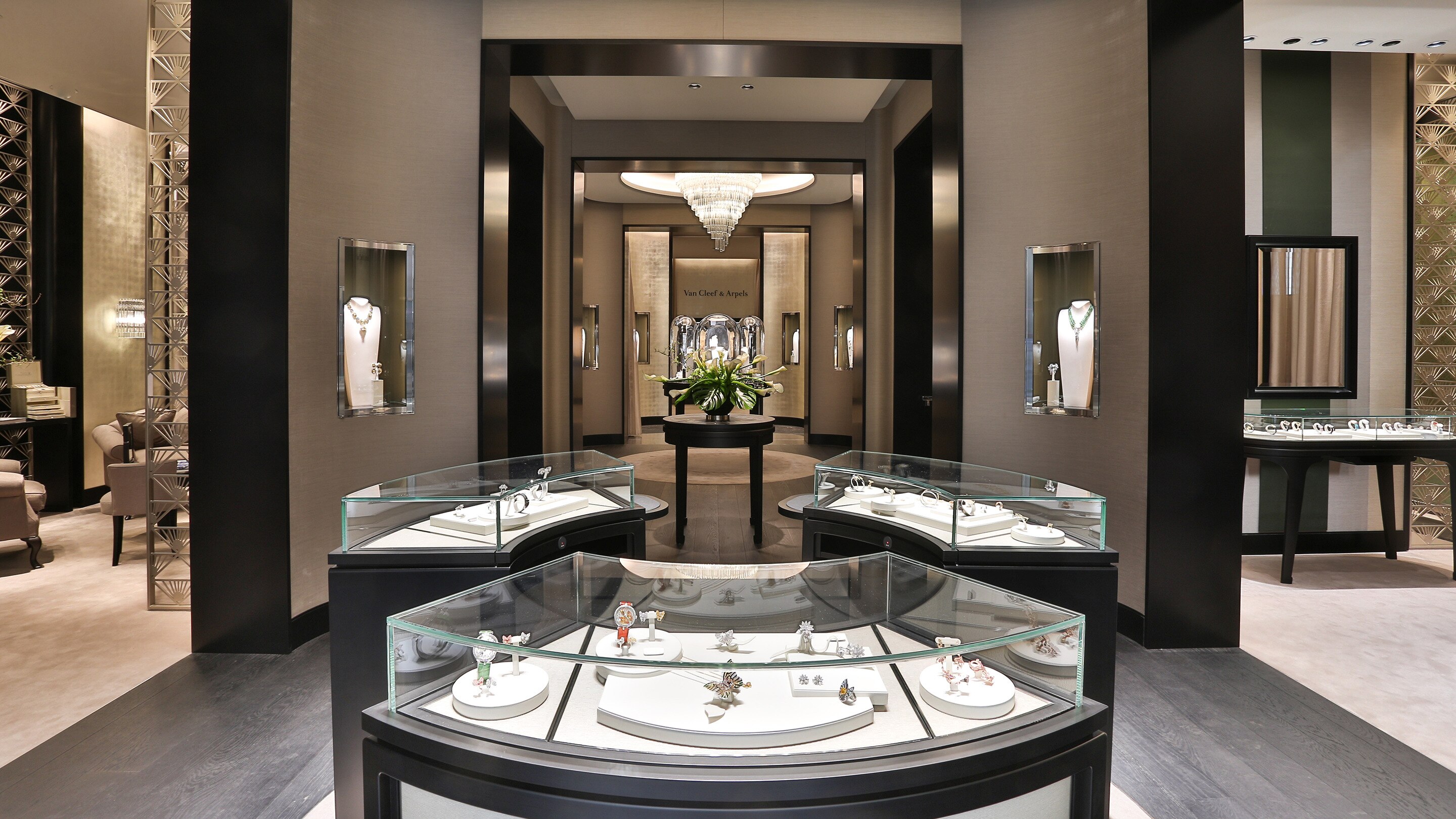 milano - via montenapoleone boutique present interior view