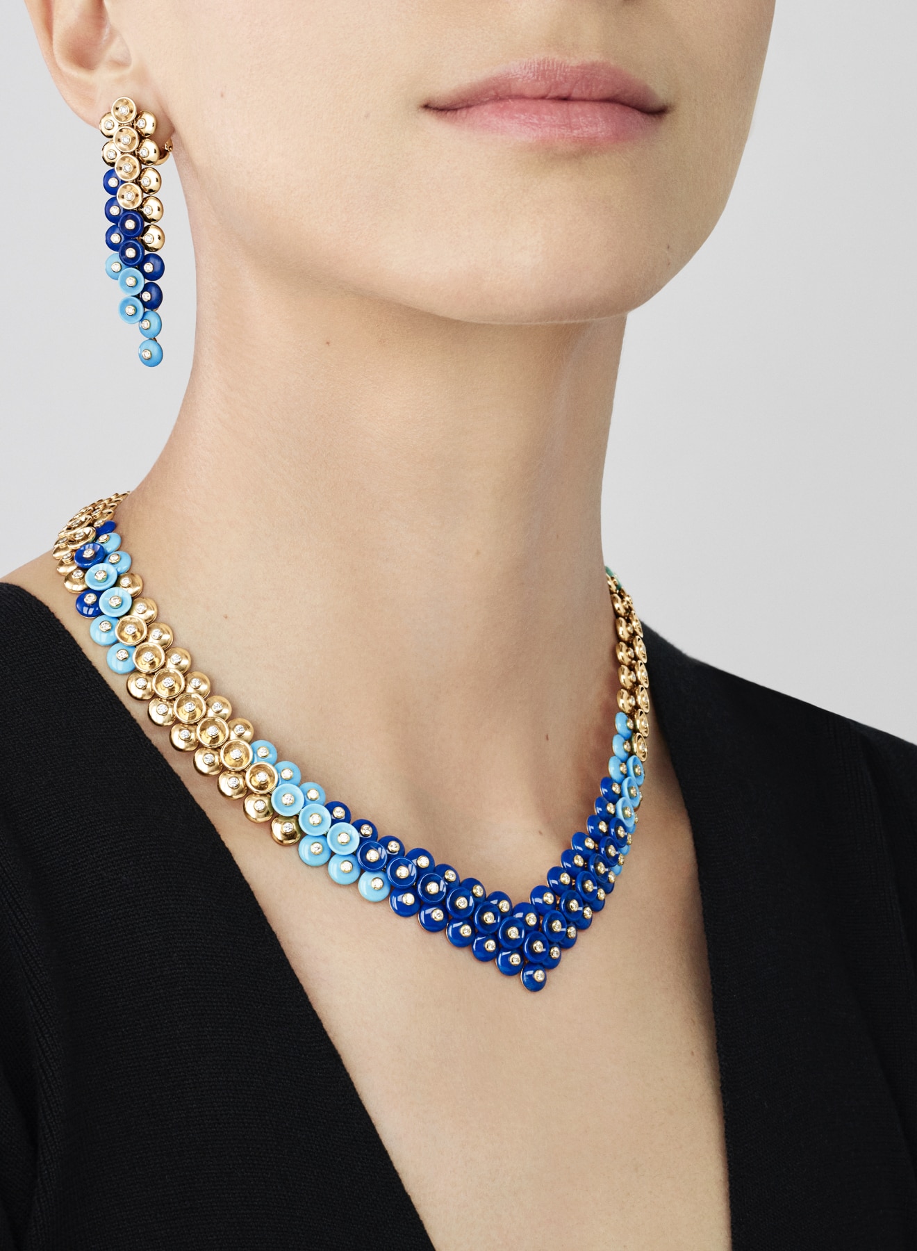 Bouton d'or系列,耳環和項鏈,黃K金、青金石、綠松石、圓形鑽石,Van Cleef & Arpels梵克雅寶