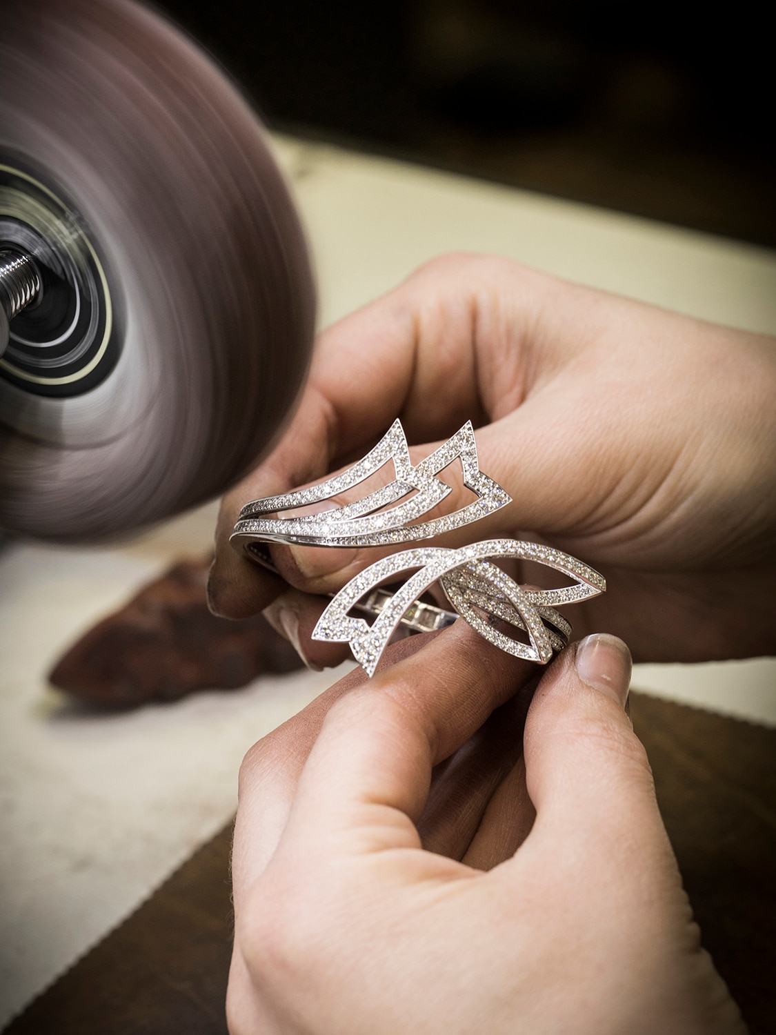 コントゥ ディヴェール ブレスレット、18K ホワイトゴールド、ダイヤモンド、クラフツマンシップ、コントゥ ディヴェール コレクション、ヴァン クリーフ＆アーペル